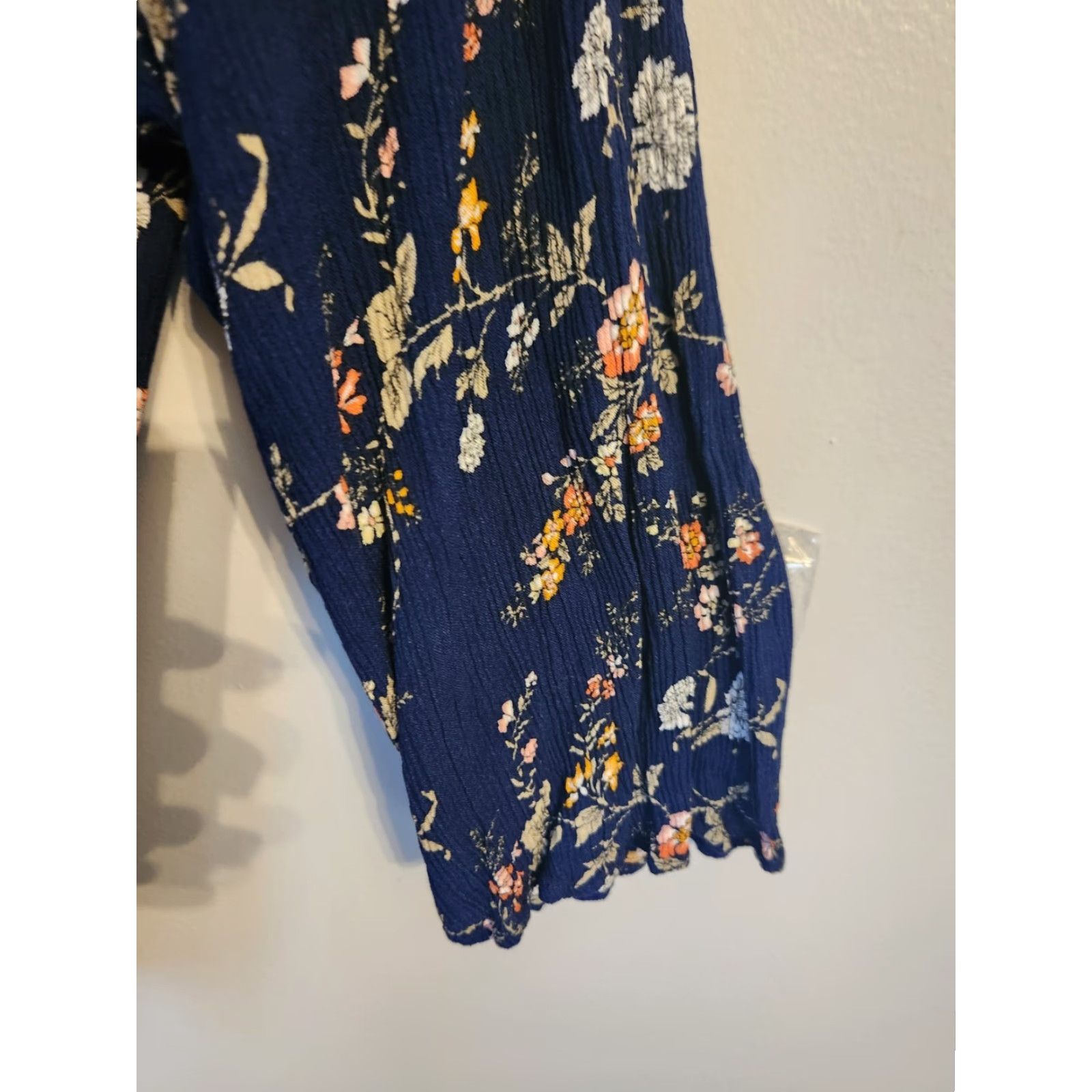 Vintage Fun 2 Fun Navy Blue Floral Blouse 3X V-Neck Long Sleeve Pleated Rayon Boho Hippie Bohemian Women Shirt Blouse Size XXL / US 16-18 / IT 52-54 - 4 Thumbnail
