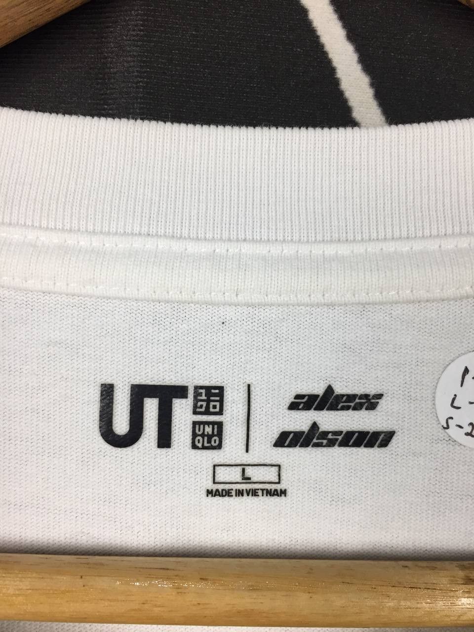 Uniqlo Uniqlo UT x Alex Olson Skater Collection Flower Hour Tee Size US L / EU 52-54 / 3 - 9 Thumbnail