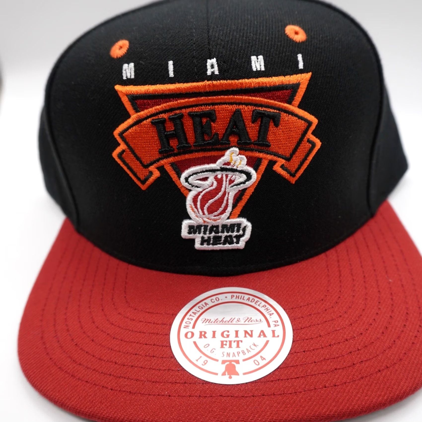 Mitchell & Ness VINTAGE Mitchell & Ness Hat Mens One Size Black Miami Heat Snapback OSFM Red Retro Badge NBA Cap Size ONE SIZE - 2 Thumbnail