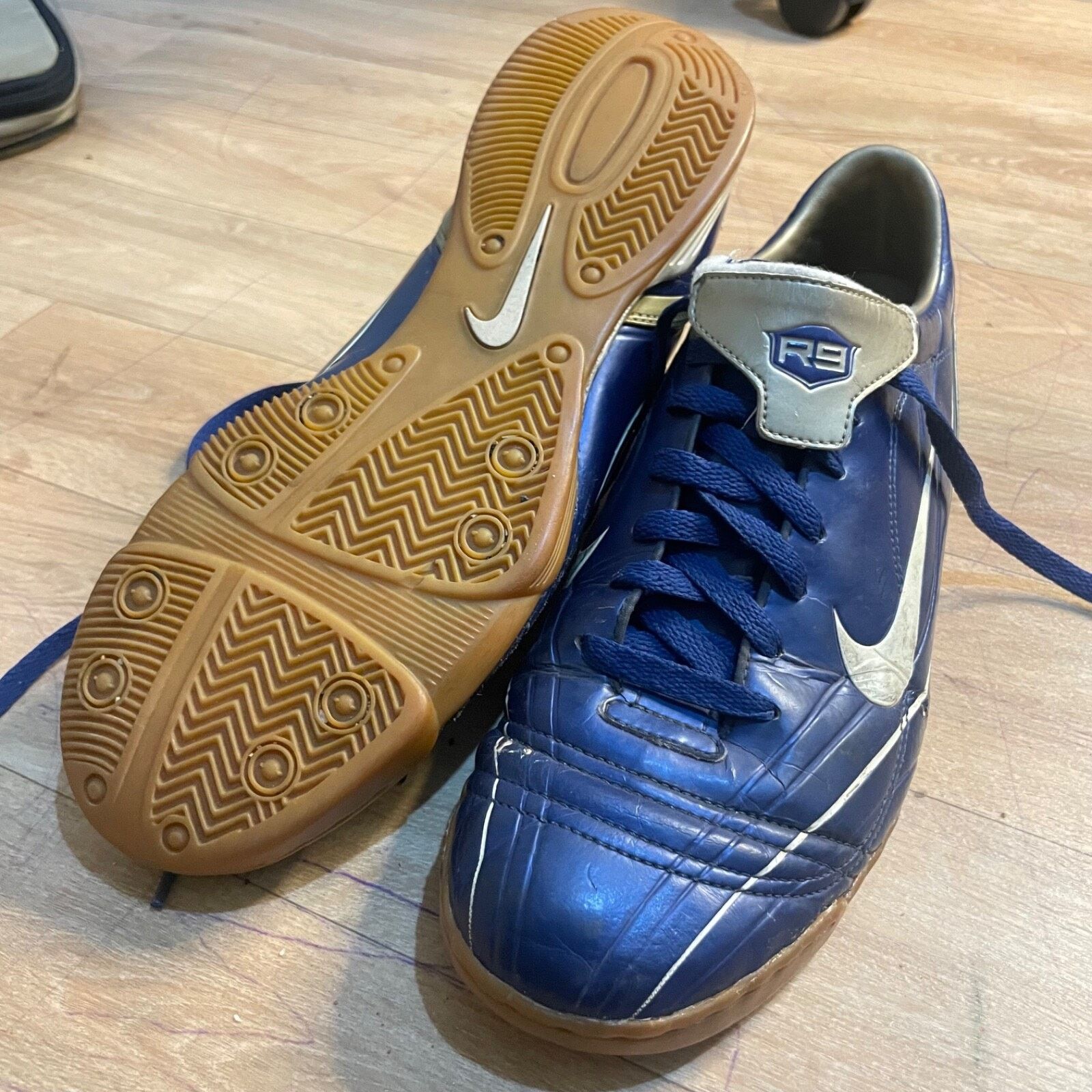 Nike VINTAGE Nike RONALDO indoor Shoes R9 Rare Football 2005 Size US 10 / EU 43 - 1 Thumbnail