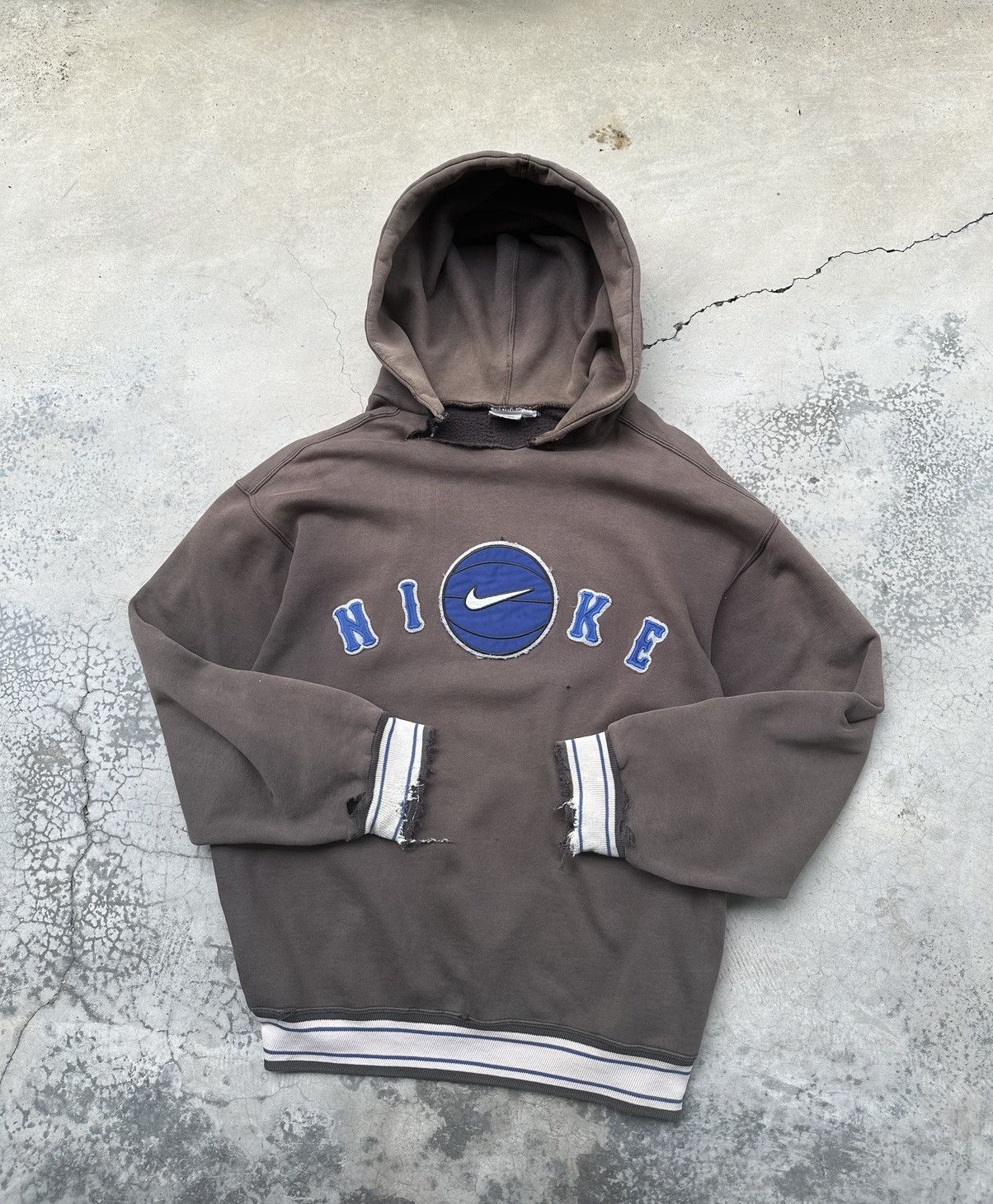 Nike Vintage THRASHED NIKE Center Logo Grunge Baggy Hoodie Size US L / EU 52-54 / 3 - 1 Thumbnail
