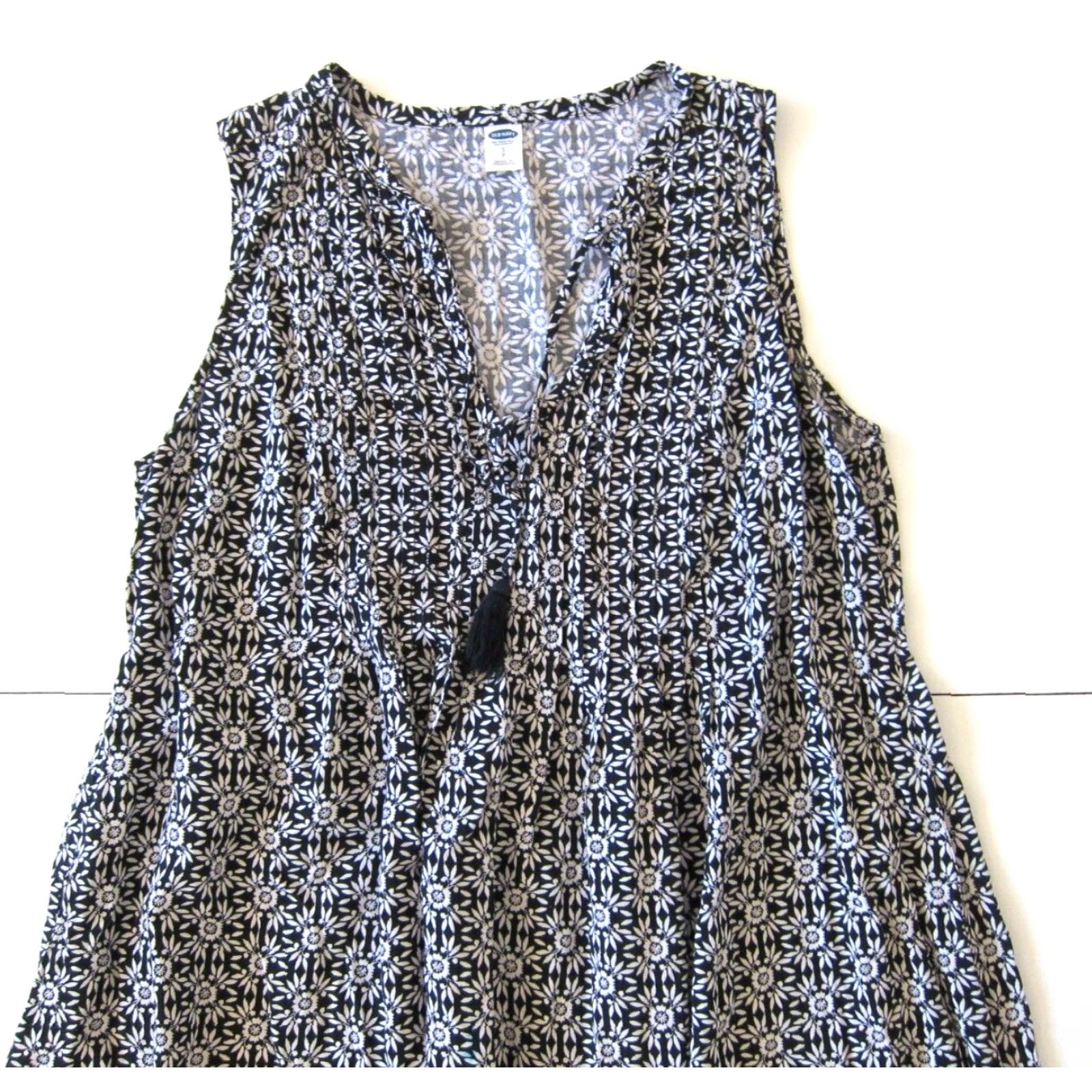 Old Navy Old Navy Floral Sleeveless V-Neck Tunic Shift Dress Small - 100% Rayon Black White - Women’s Apparel Size S / US 4 / IT 40 - 5 Thumbnail