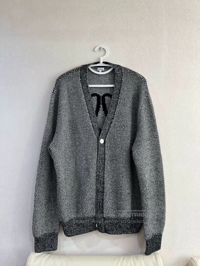 Loewe Loewe Textured wool V-neck Size M / US 6-8 / IT 42-44 - 1 Thumbnail