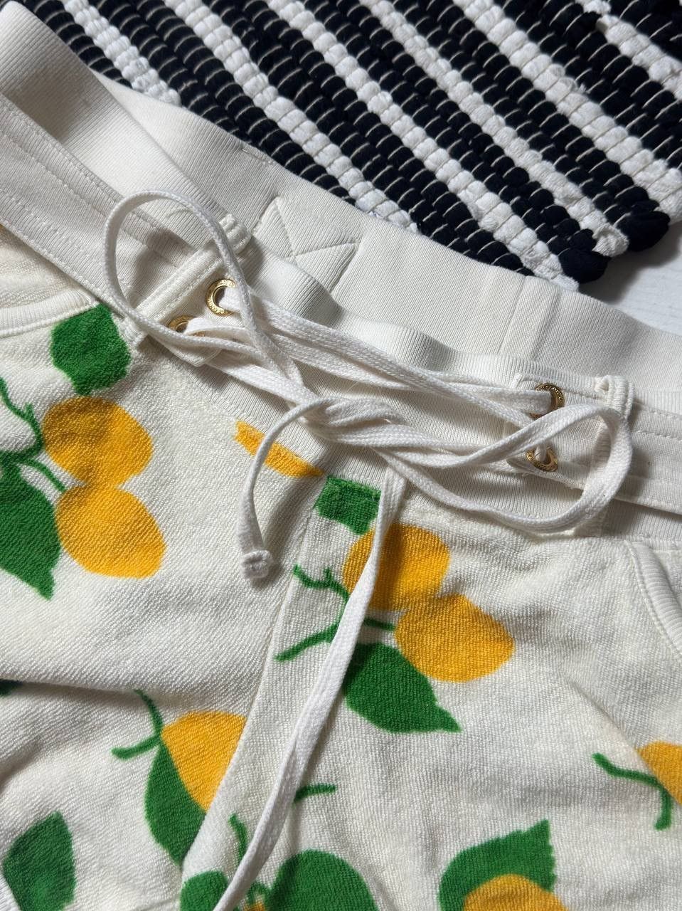 Juicy Couture VINTAGE JUICY COUTURE LEMON MONOGRAM PRINT Y2K SHORTS Size 26" / US 2 / IT 38 - 2 Thumbnail