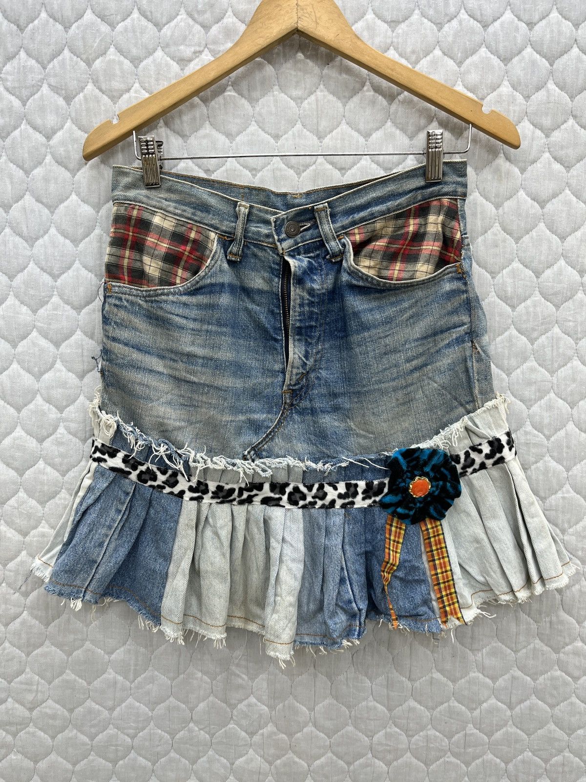 Levi's 🔥🔥🔥STEALS LEVIS CUSTOM SKIRTS Size 29" - 1 Thumbnail