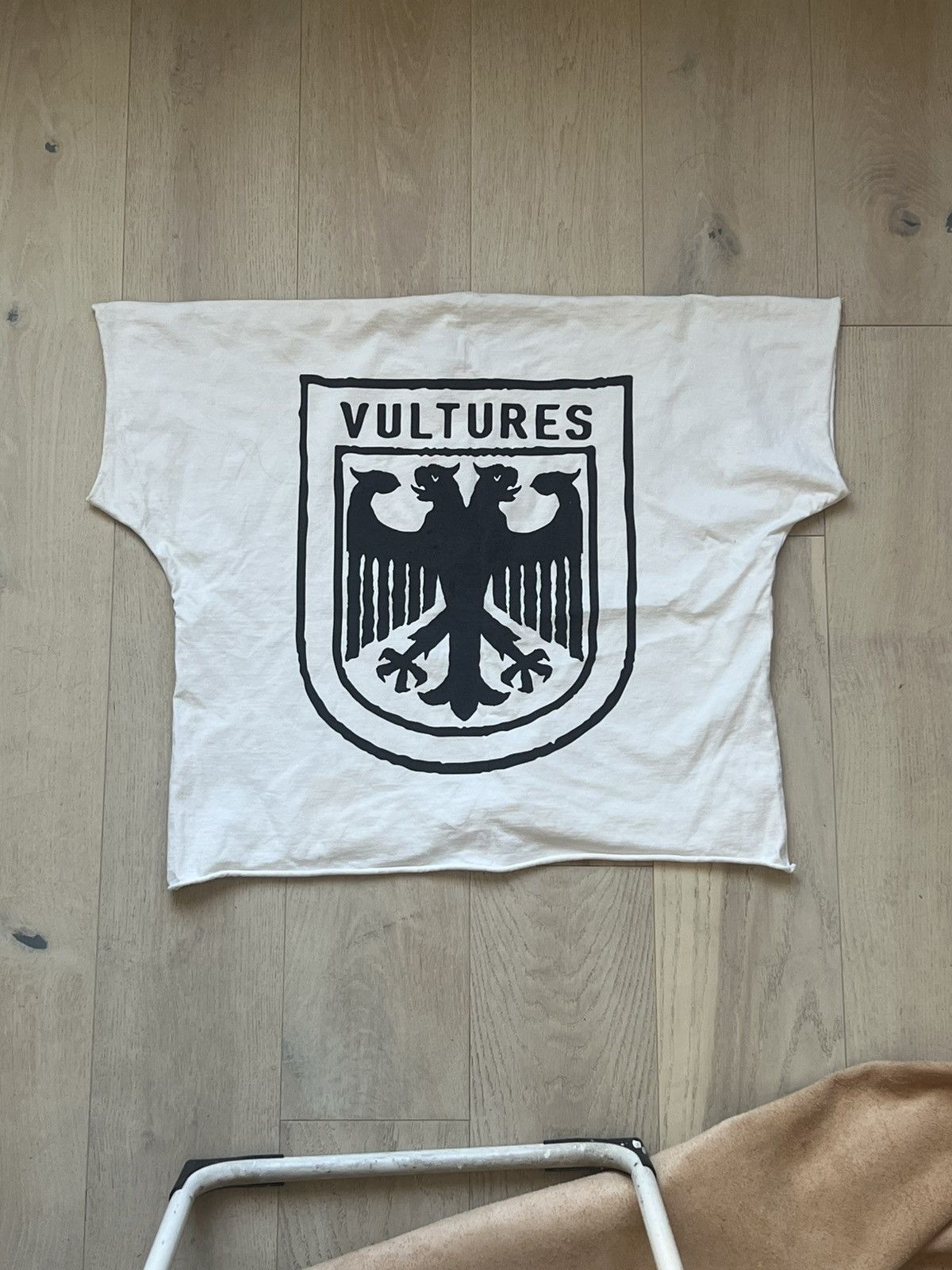 Yeezy Yeezy vultures small t shirt white size 1 Size US S / EU 44-46 / 1 - 1 Thumbnail