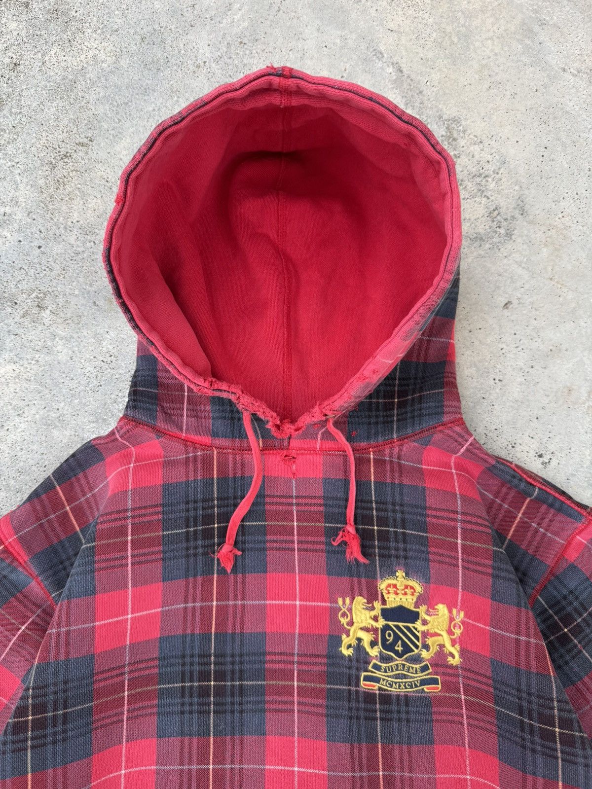 Supreme Distressed Supreme Crest Plaid MCMXCIV Pull Over Hoodie Size US L / EU 52-54 / 3 - 2 Thumbnail