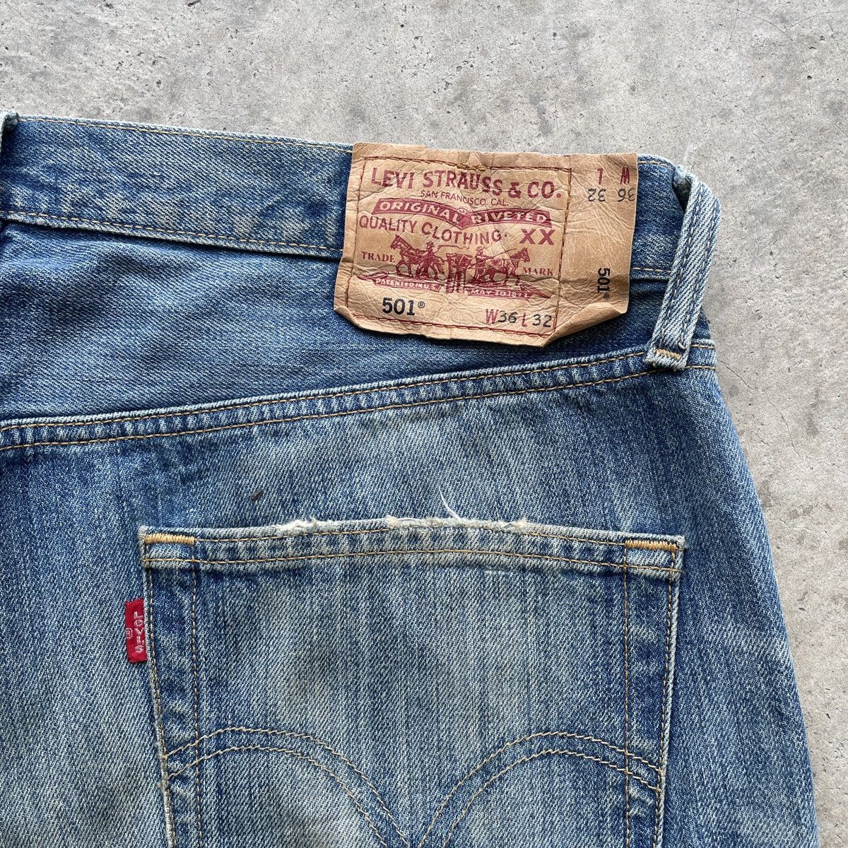 Levi's Vintage Clothing W37 Vintage Levi’s 501 Distressed MudWash Jeans Faded Pants Size US 37 - 9 Thumbnail