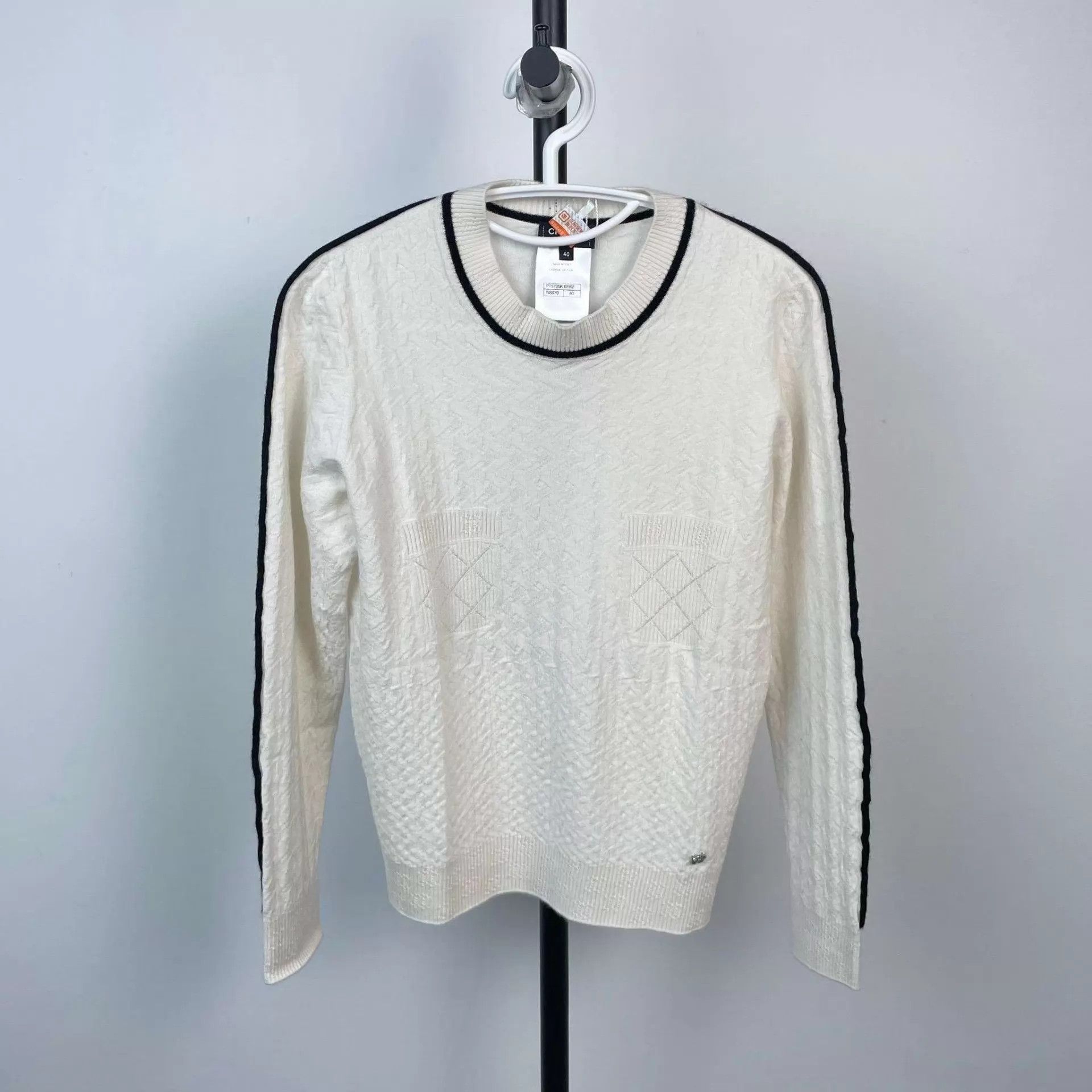Chanel Chanel 23K crew neck intarsia logo cashmere sweater 40 Size M / US 6-8 / IT 42-44 - 1 Thumbnail