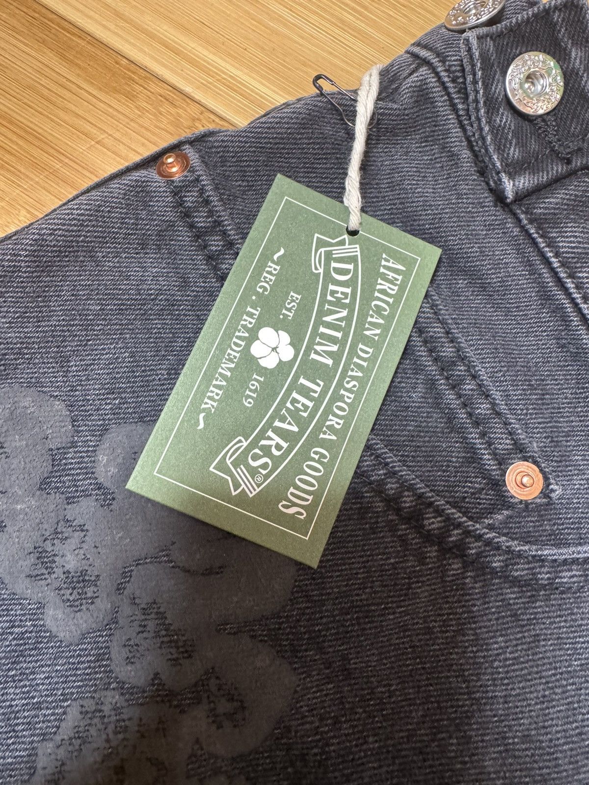 DENIM TEARS Denim Tears Mono Wreath Denim Short - Black Size Medium Size US 30 / EU 46 - 5 Thumbnail
