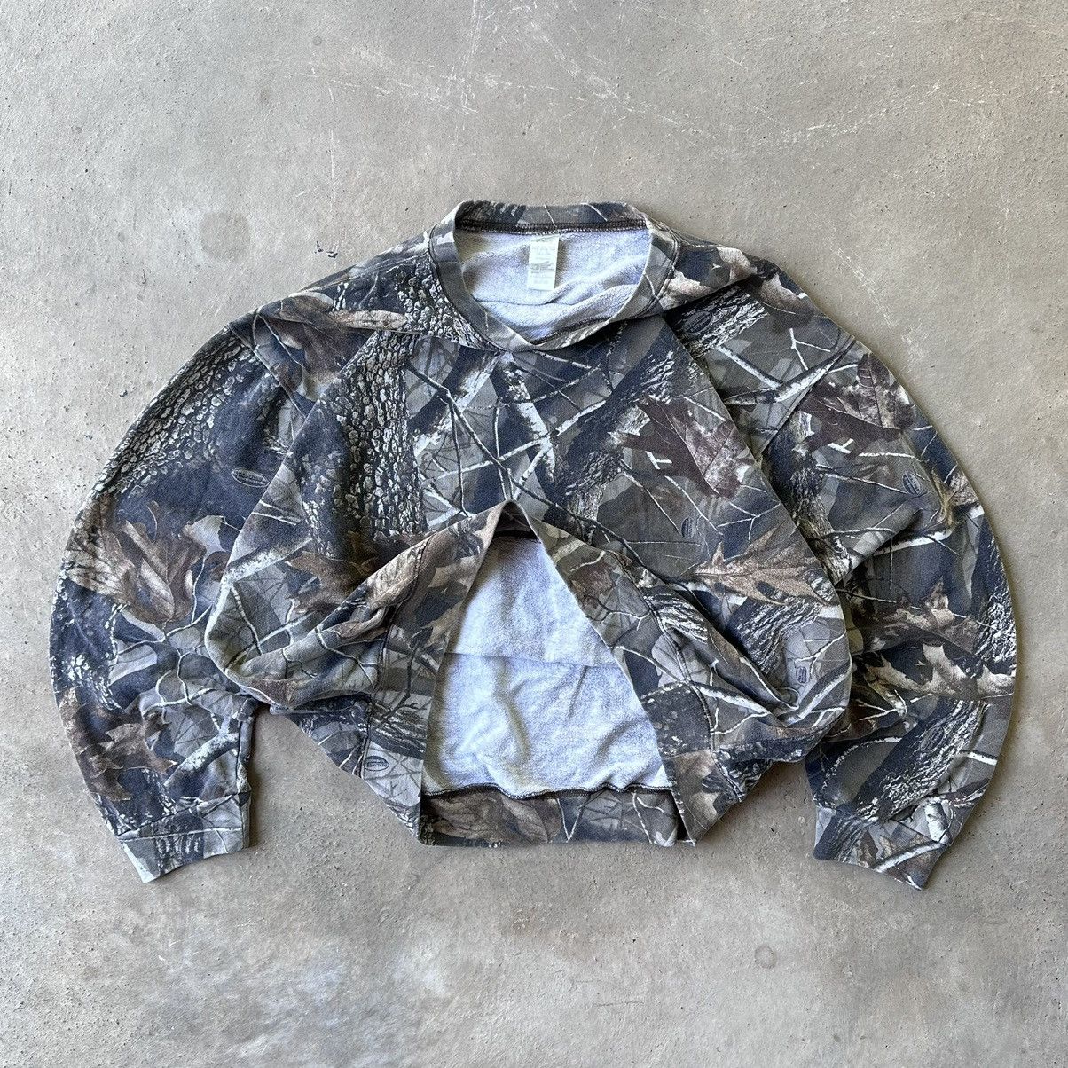 Vintage Y2K Carhartt Style Realtree Camo Crewneck Sweatshirt