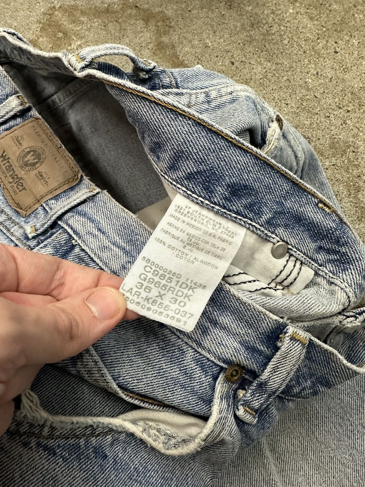 Vintage × Wrangler Wrangler Lightwash Distressed Jeans Size 36 Size US 36 / EU 52 - 3 Thumbnail