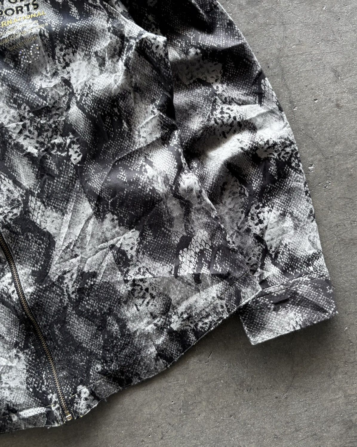 If Six Was Nine × Japanese Brand × Le Grande Bleu (L.G.B.) Ruby Glass Sports Snake Skin Zip Up Jacket Size US M / EU 48-50 / 2 - 2 Thumbnail