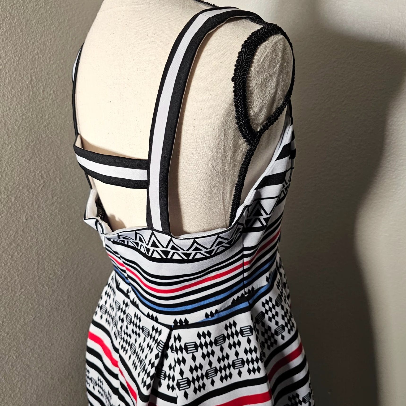 Guess GUESS Women's Short Sheath Dress Sleeveless V Neck Size 12 Aztec Print Stripe Dress Color White Summer Size 34" / US 12 / IT 48 - 6 Thumbnail
