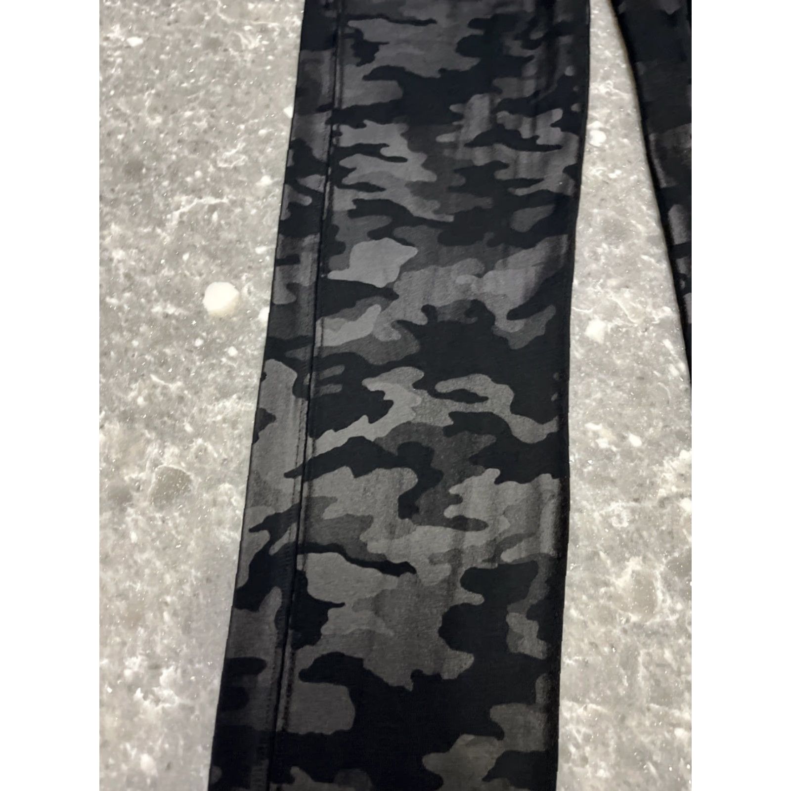Spanx Spanx Womens Leggings M Black Camo Stretch Nylon Blend Size 32" / US 10 / IT 46 - 2 Thumbnail
