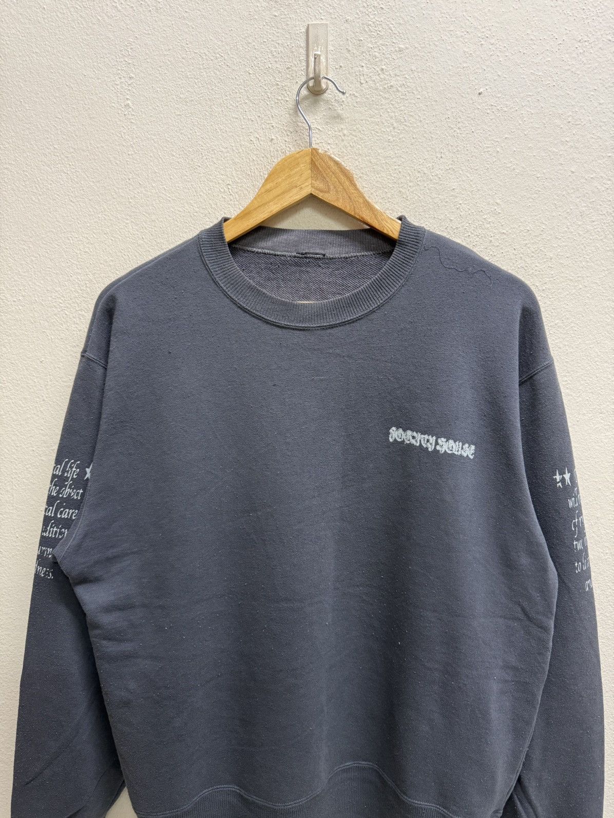 Vintage Fogaty House graphic sweatshirt with a skull and wingsdesign Size US M / EU 48-50 / 2 - 17 Thumbnail