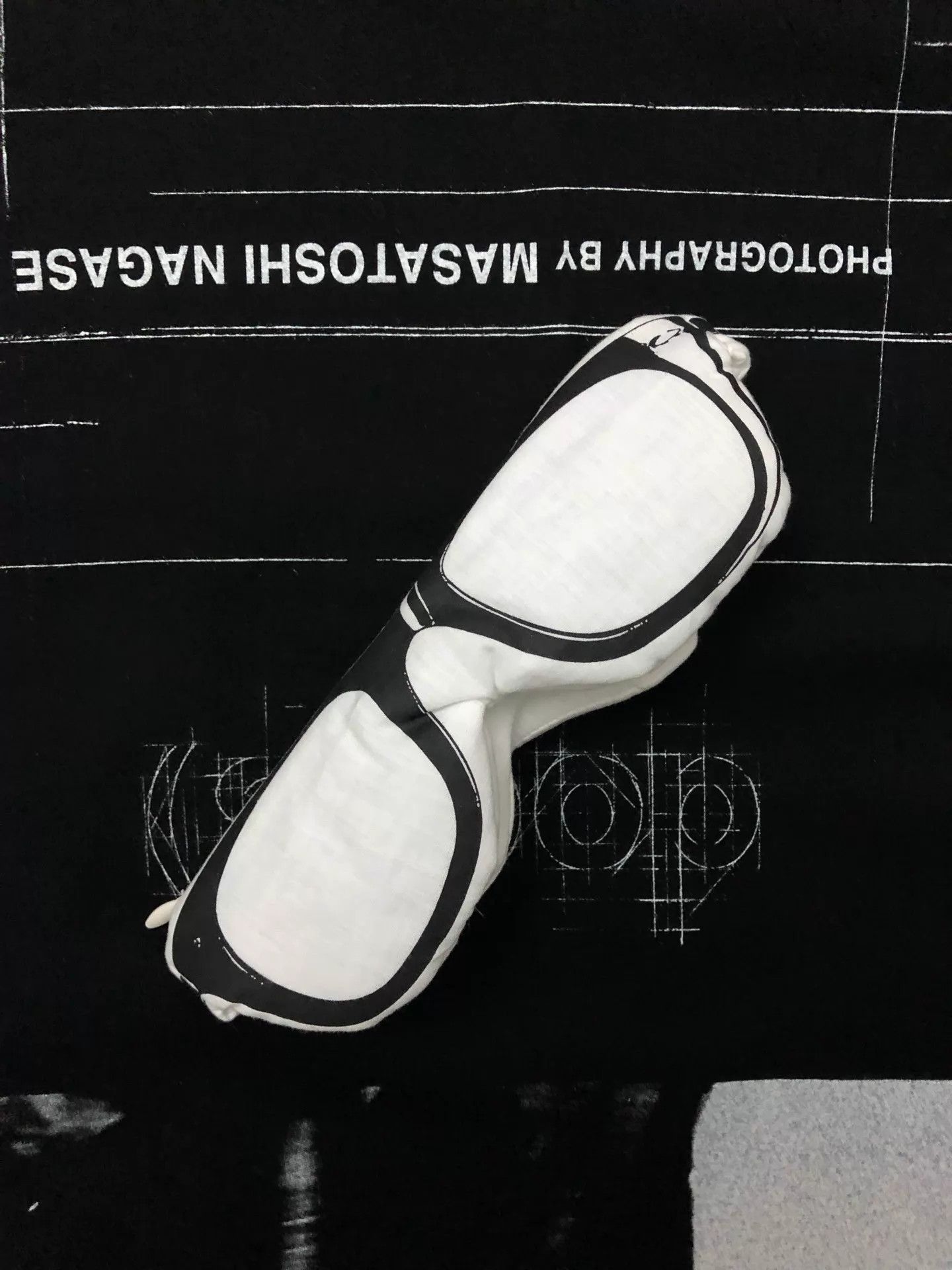 Undercover Undercover decorative round head pin & glasses case Size ONE SIZE - 1 Thumbnail