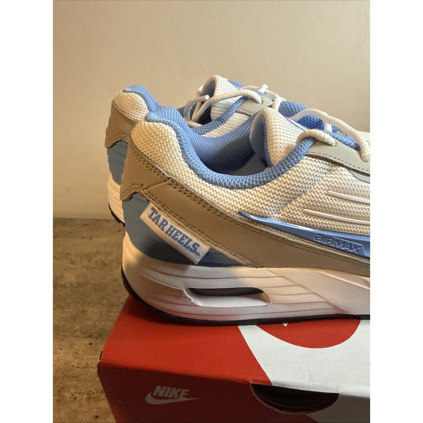 Nike Nike Air Max Verse North Carolina UNC White ValorBlue Size 7 Size US 7 / EU 40 - 5 Thumbnail