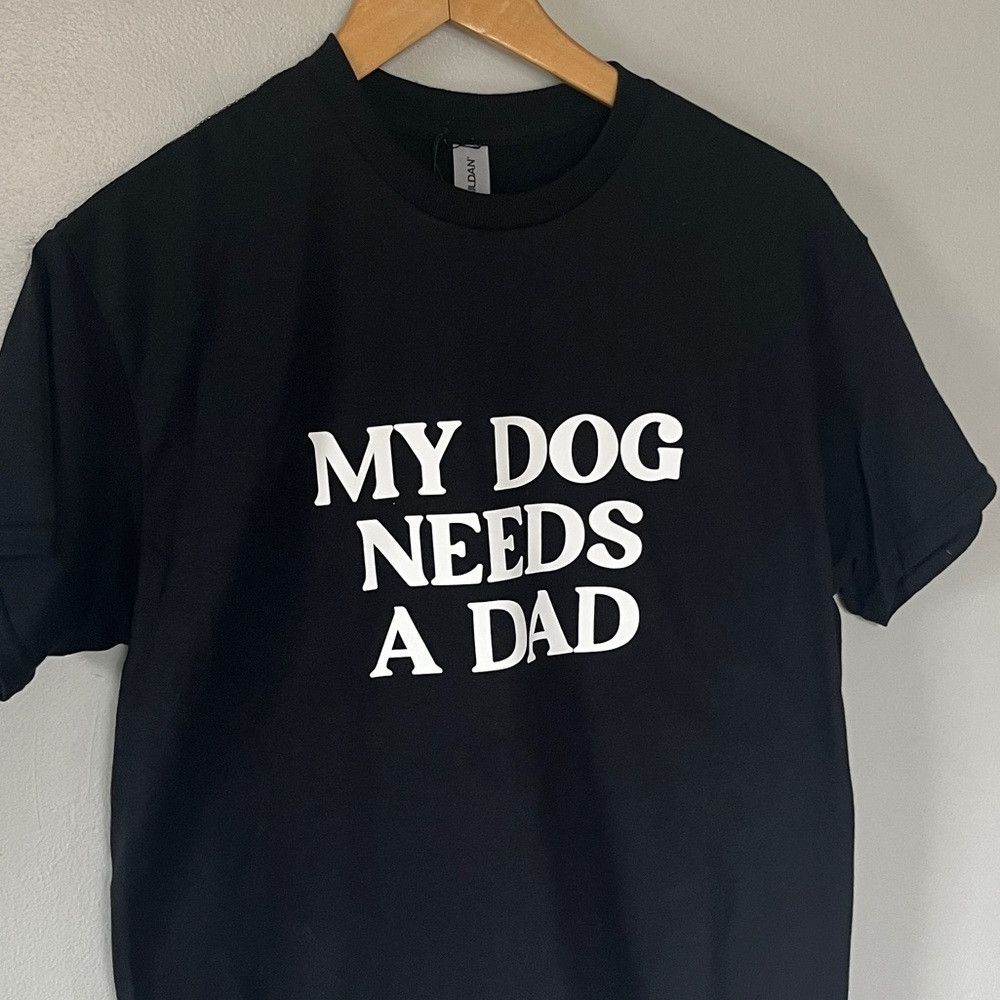 Gildan NEW My Dog Needs A Dad Lover Short Sleeve Shirt Medium Black Size M / US 6-8 / IT 42-44 - 1 Thumbnail