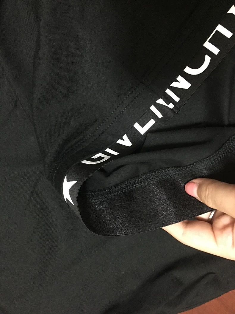 Givenchy Givenchy Black round neck letter T-shirt Size US S / EU 44-46 / 1 - 5 Thumbnail