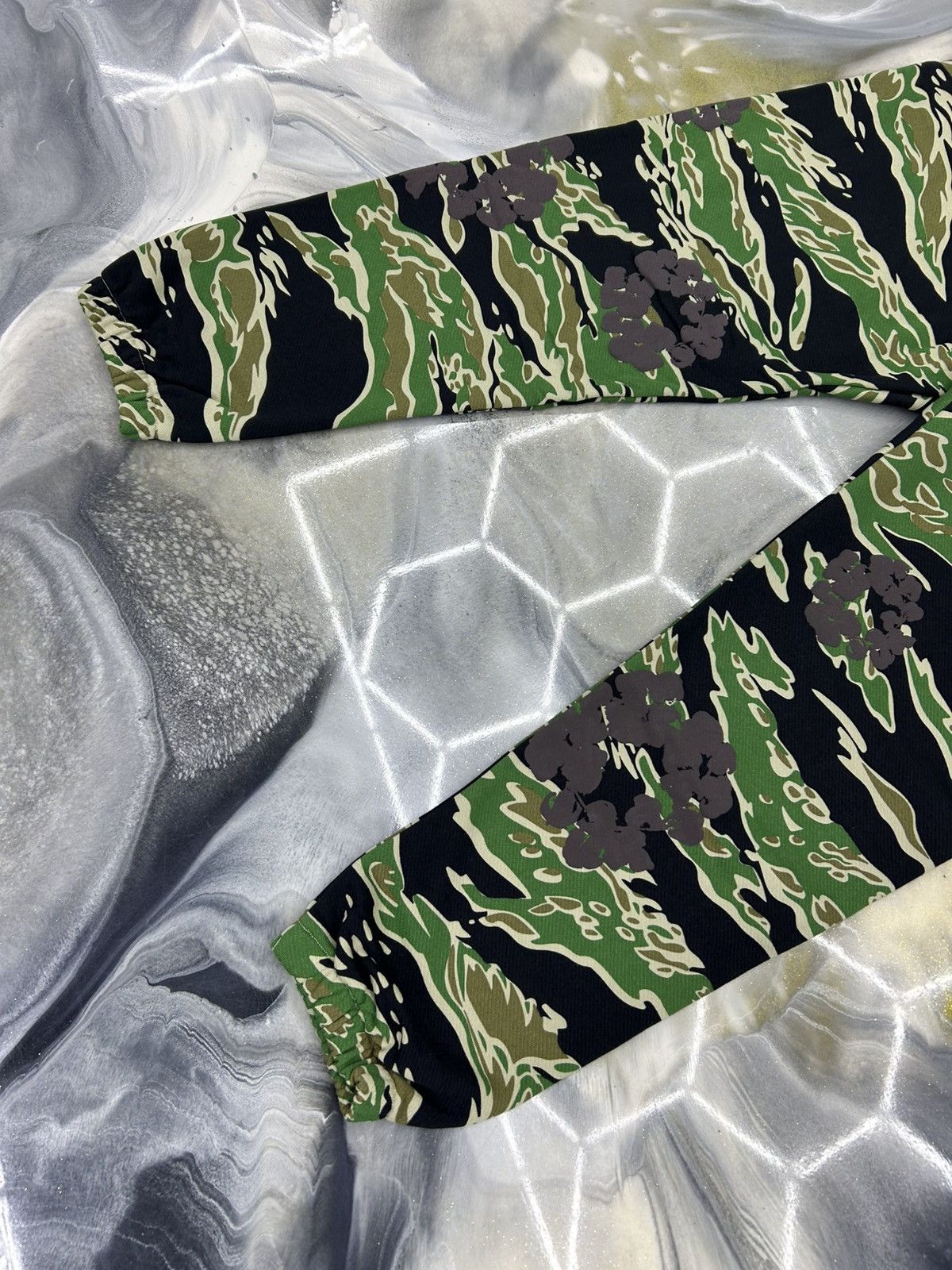 DENIM TEARS Denim Tears Green Tiger Camo Cotton Wreath Sweatpants Size L Size US 34 / EU 50 - 4 Thumbnail