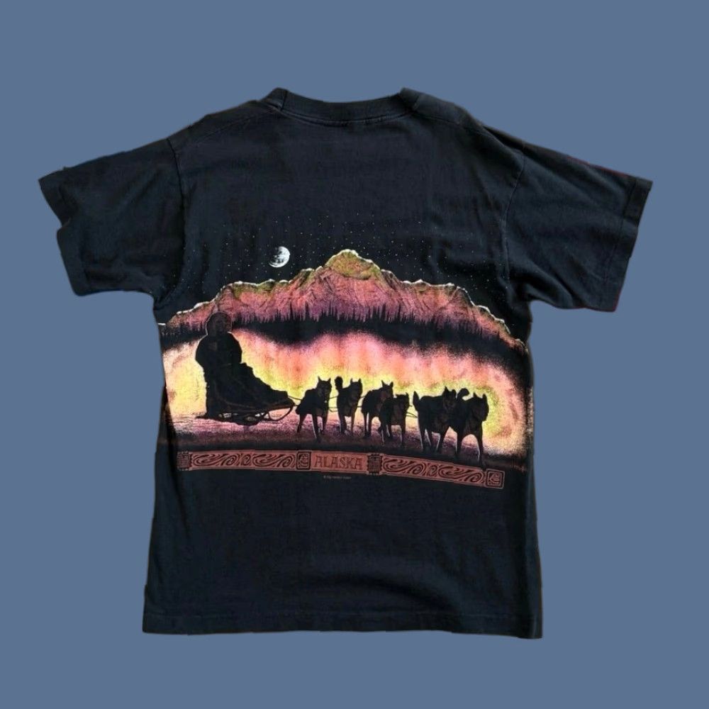 Vintage VINTAGE Alaska Outdoor Nature Wrap Around Print T-Shirt Size L Men Black 90s Clothes 90s Outdoor Nature Size US L / EU 52-54 / 3 - 1 Thumbnail