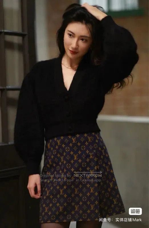 Louis Vuitton Louis Vuitton Women's Navy Wool Skirt . Size 23" - 9 Thumbnail