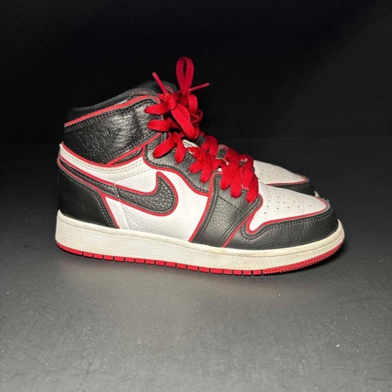 image of Air Jordan 1 Retro High OG Bg 'bloodline' Youth Sneakers, 5 in Black, Men's
