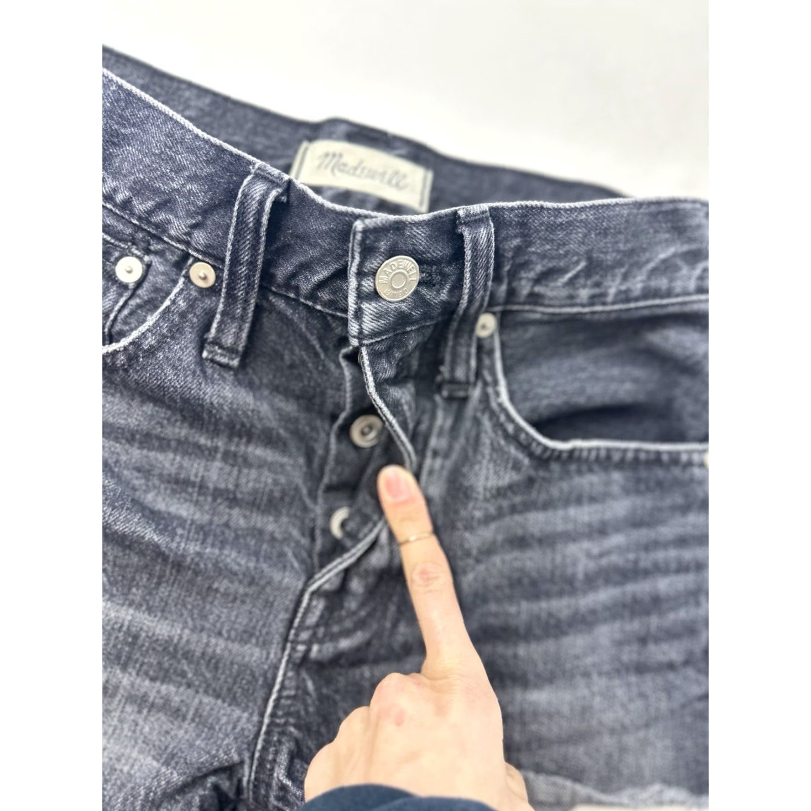 Madewell Madewell Shorts Women’s 23 Black Cut-Off Denim Relaxed Mid Rise 100% Cotton Pockets Casual Beach Travel Walking Girls Mens? Size 40" / US 18 - 3 Thumbnail