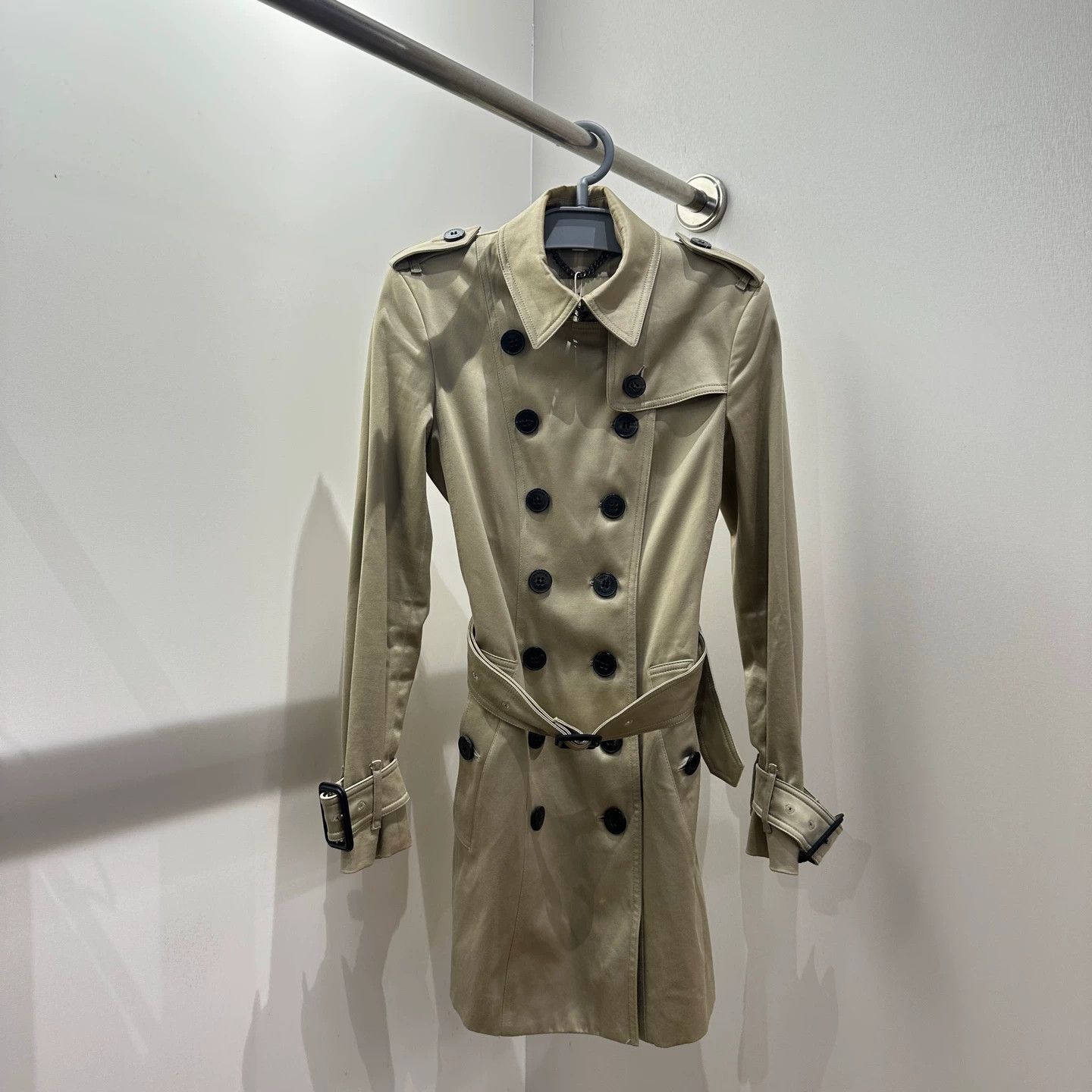Burberry Burberry feb503 Double Breasted Belted Trench Coat UK4 Size XS / US 0-2 / IT 36-38 - 1 Thumbnail