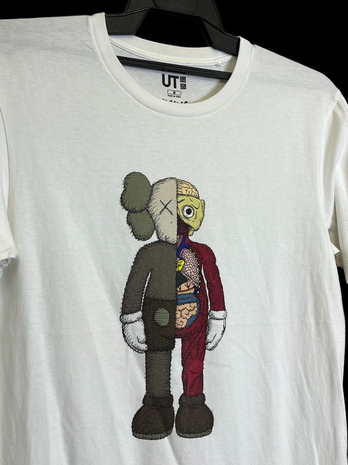 Kaws × Uniqlo GRAIL🔥UNIQLO X KAWS COLLABORATION T SHIRT Size US M / EU 48-50 / 2 - 4 Thumbnail