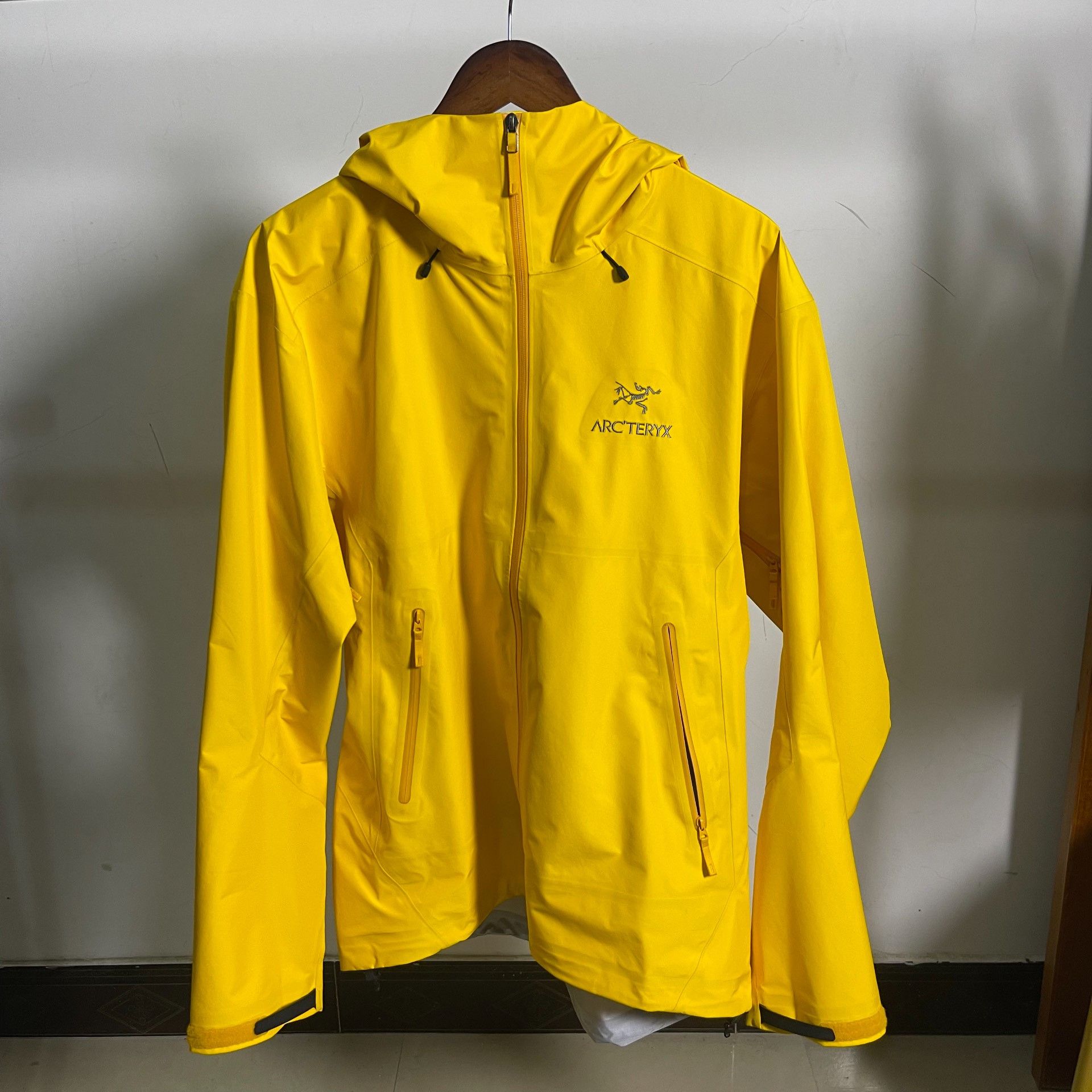 Arc'teryx Arcteryx Beta LT Men's Hardshell Jacket Size US L / EU 52-54 / 3 - 1 Thumbnail