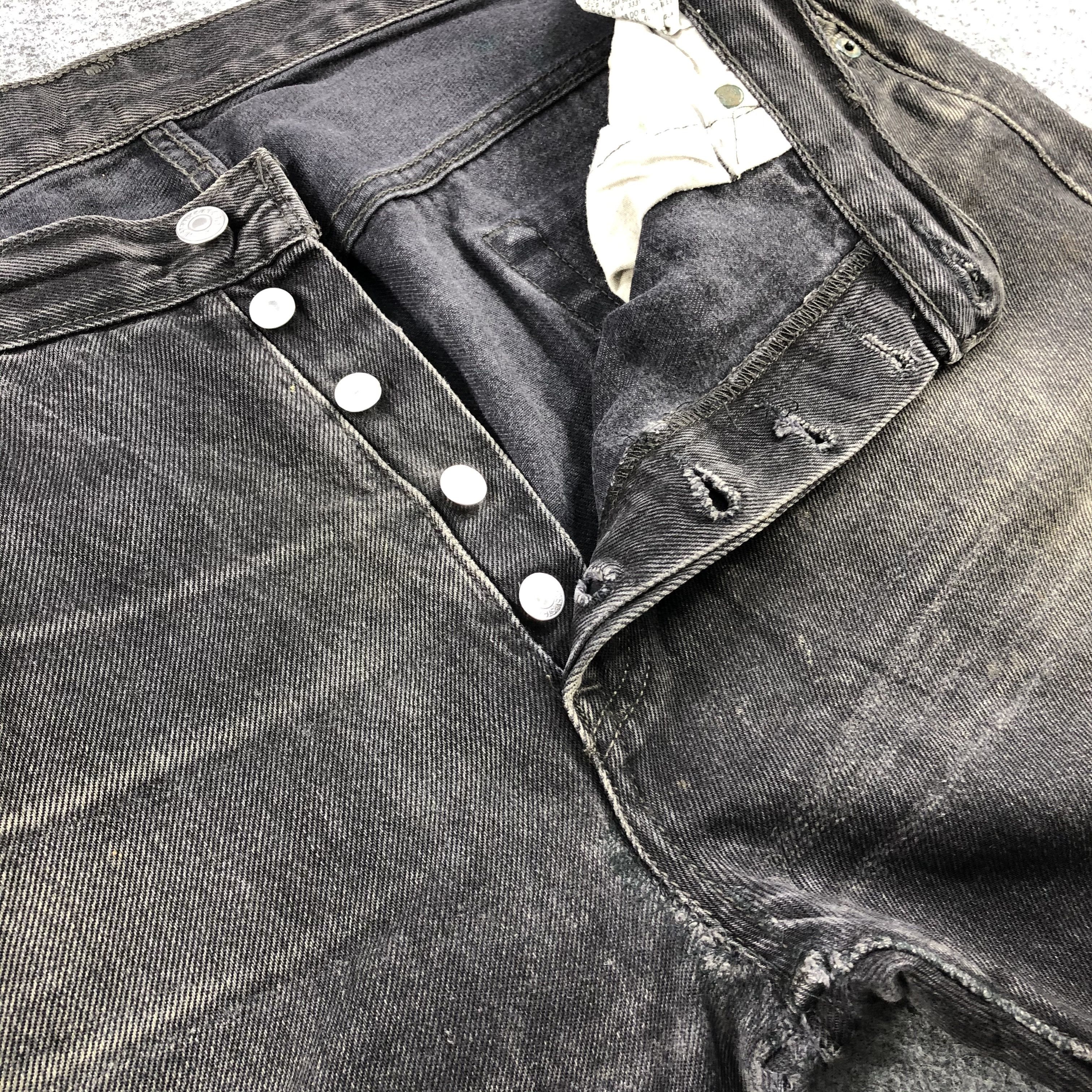 Vintage Ripped Levis 501 Jeans-J1388