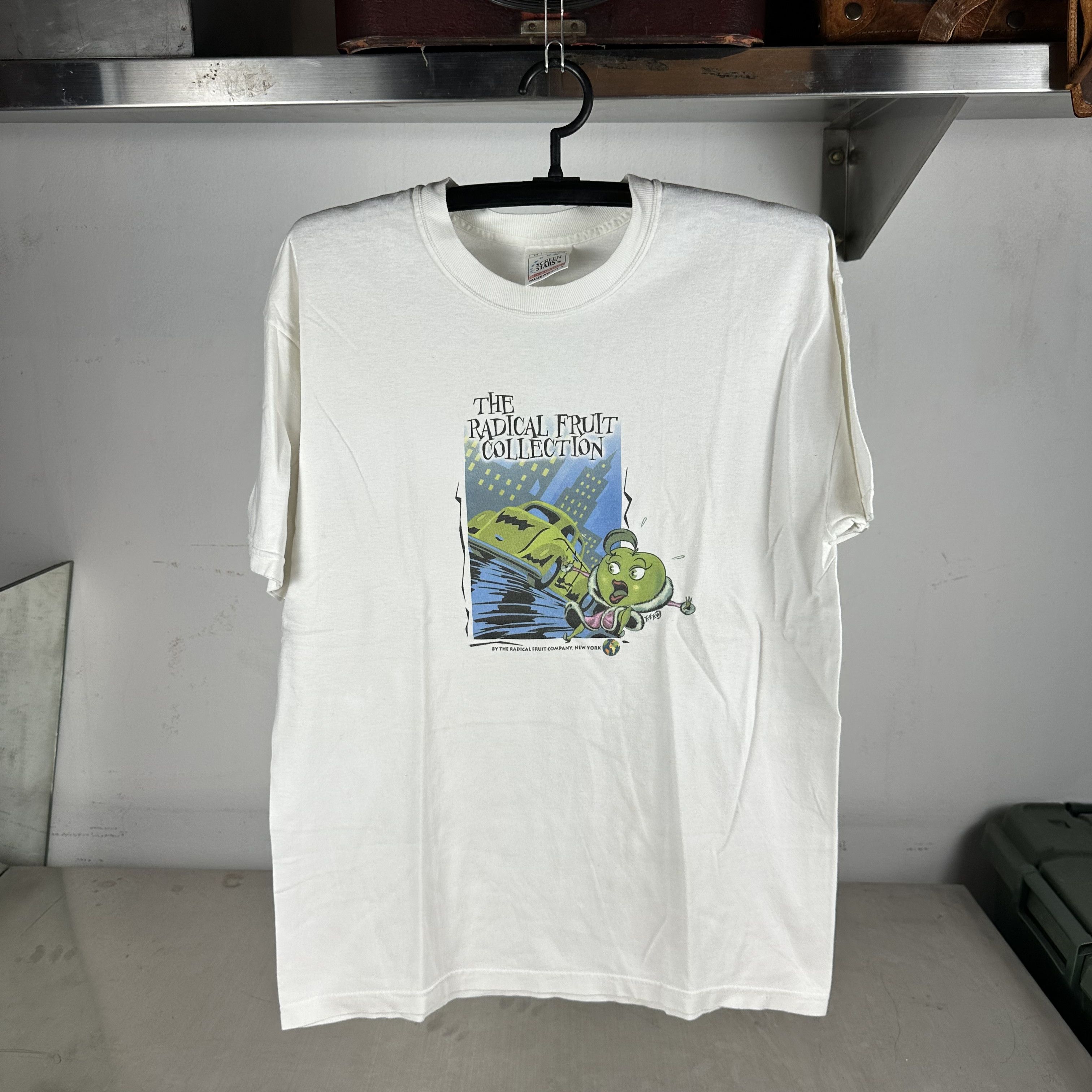 Vintage Vintage 2000s The Radical Fruit Collection New York T-Shirt Size US L / EU 52-54 / 3 - 1 Thumbnail