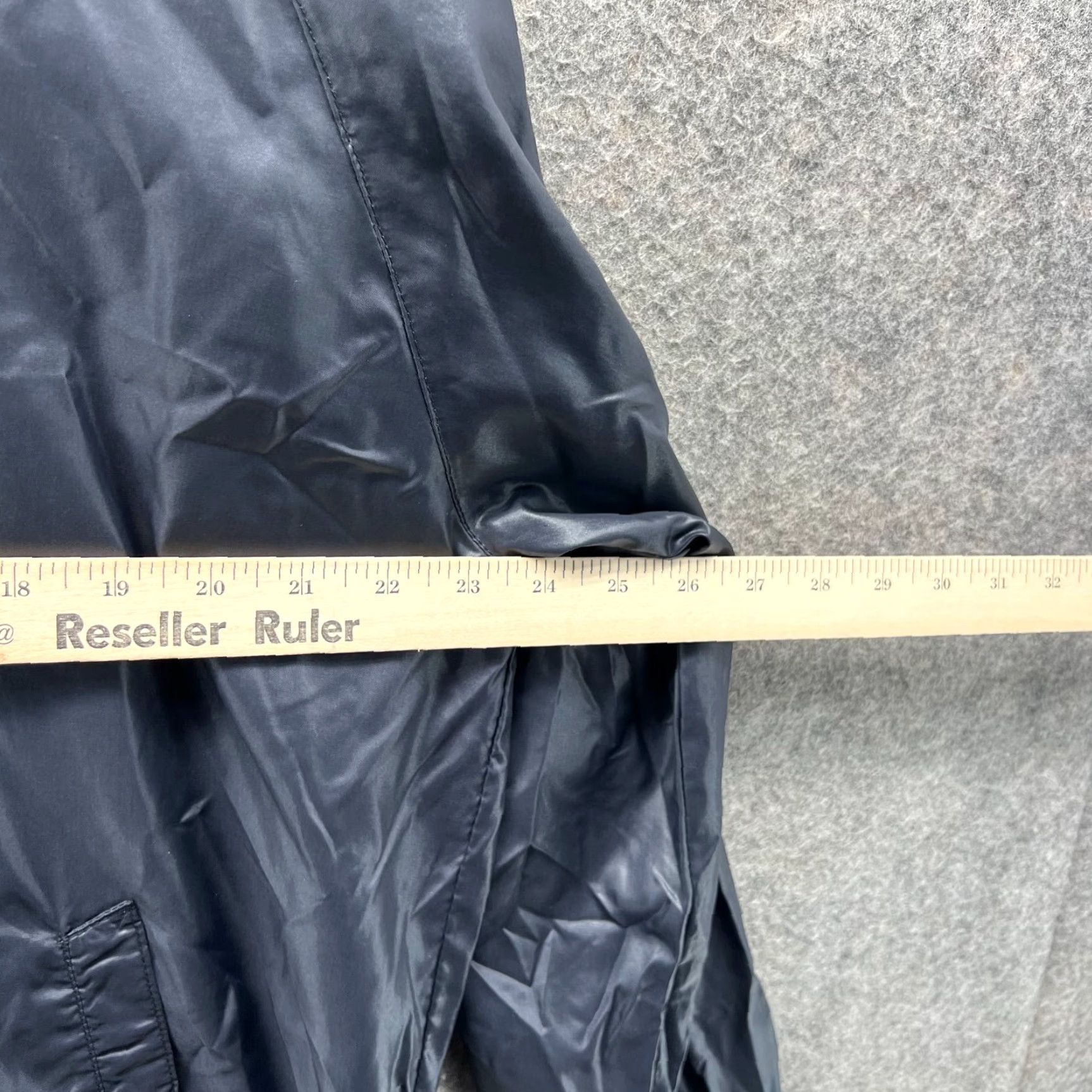 Izod VINTAGE IZOD Jacket Mens Large Black Quarter Zip Nylon Windbreaker Bomber Rain Coat Jacket Mens Black Windbreaker IZOD -(Item) Size US L / EU 52-54 / 3 - 7 Thumbnail