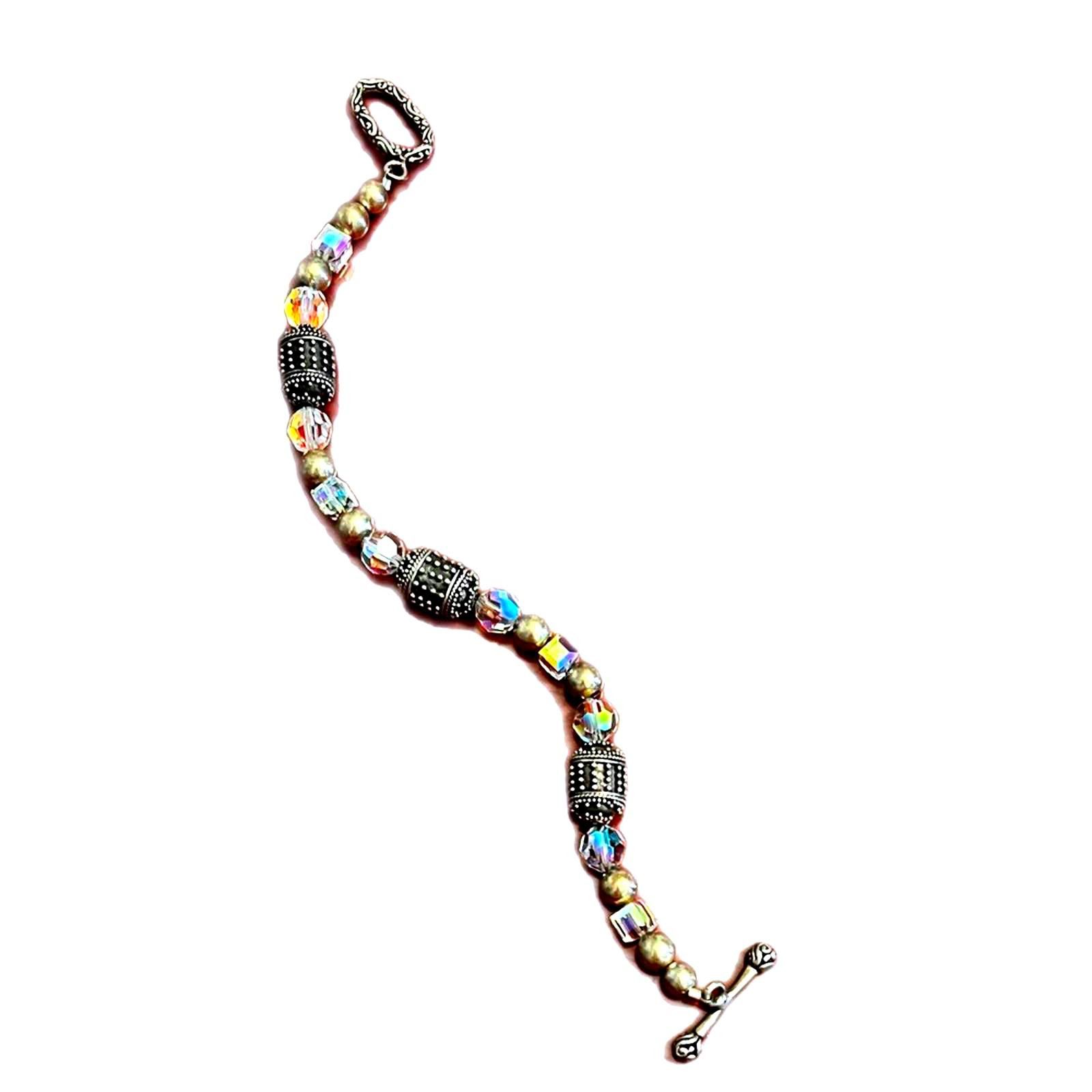 The Unbranded Brand Aurora Borealis and Gold Bead Toggle Bracelet Size ONE SIZE - 1 Thumbnail