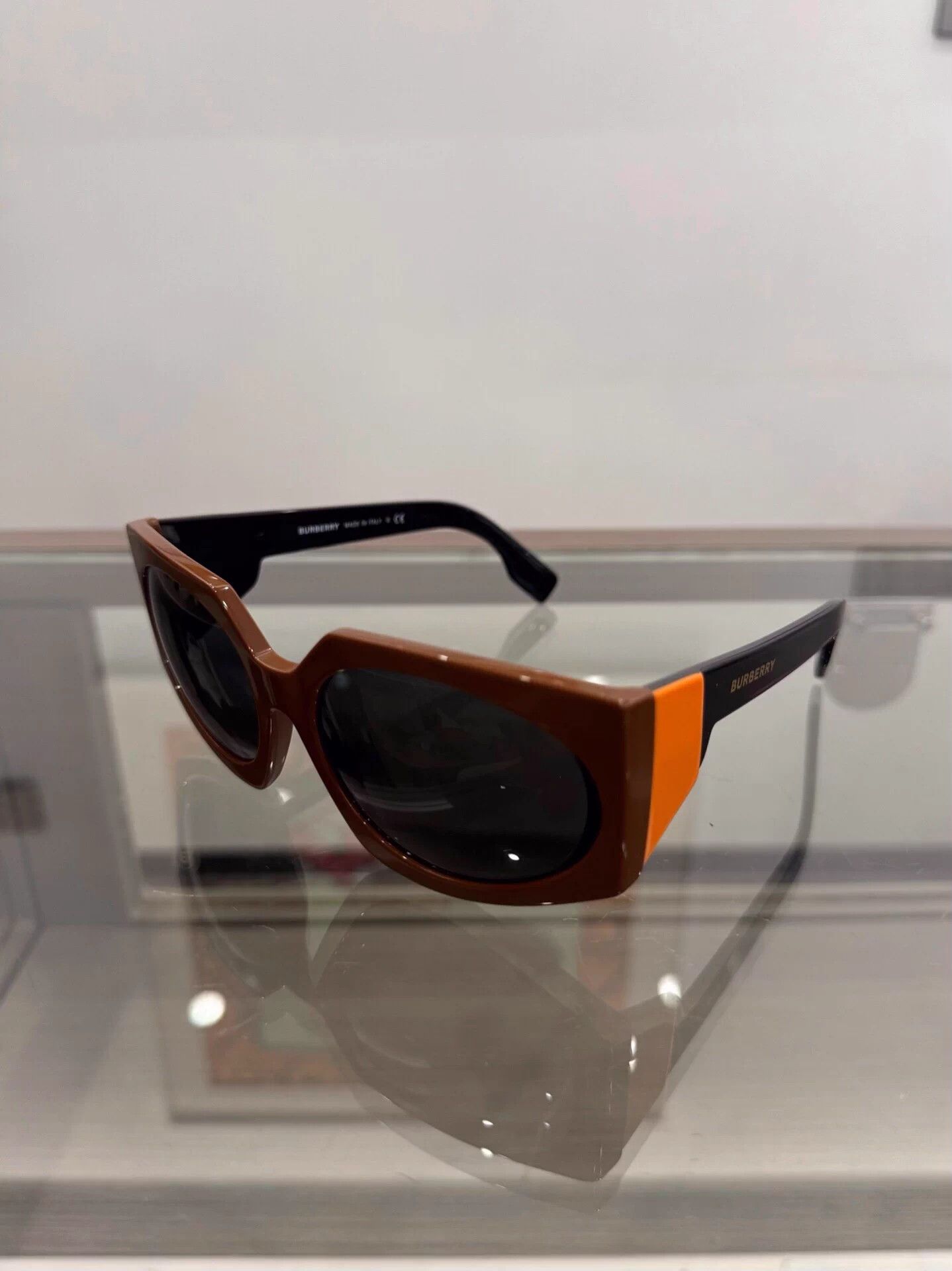 Burberry Burberry side logo colorblock black/brown sunnies Size ONE SIZE - 1 Thumbnail
