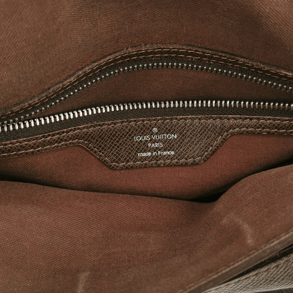 Louis Vuitton Louis Vuitton (LV) Roman leather solid color flap messenger Size ONE SIZE - 2 Thumbnail