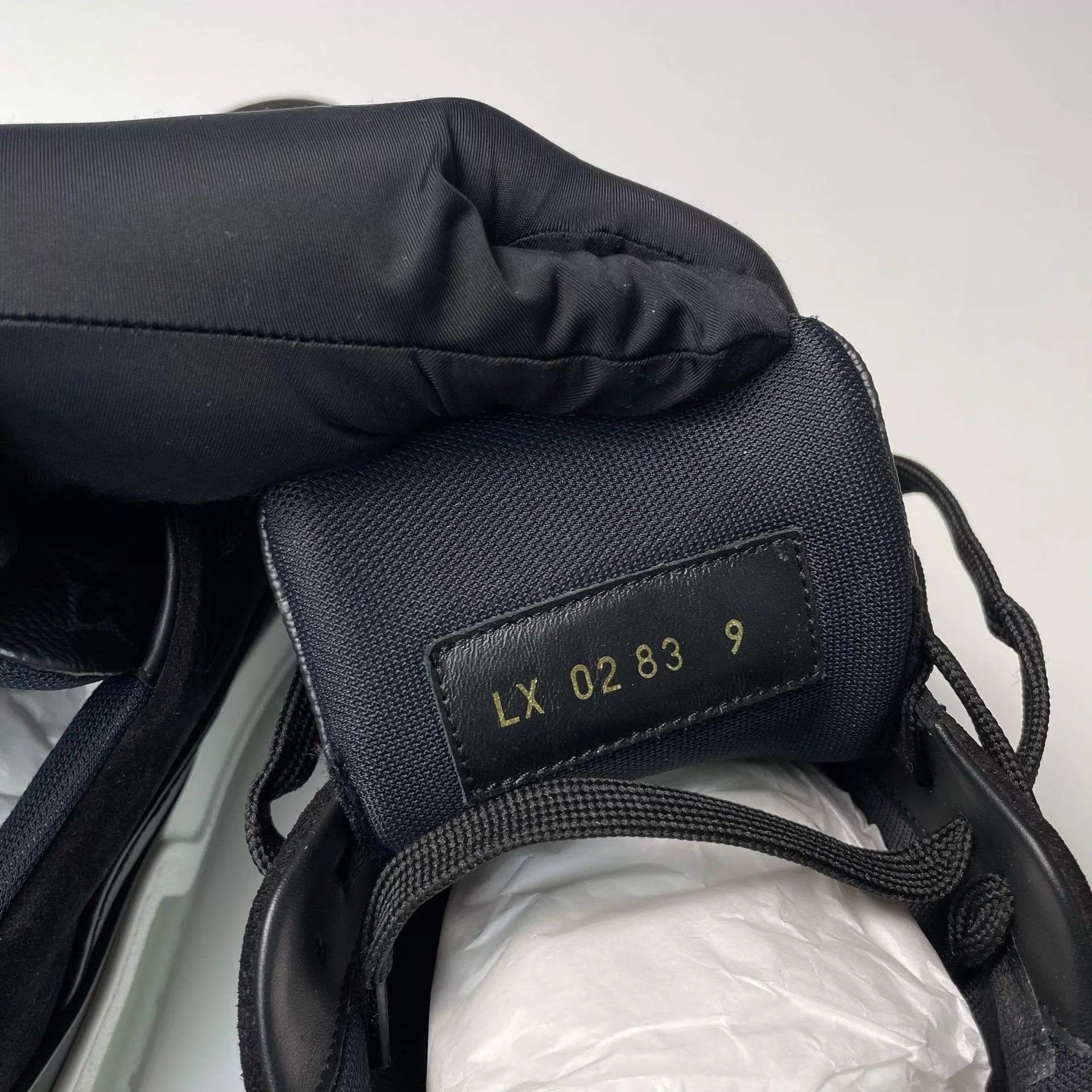 Louis Vuitton Louis Vuitton Black Monogram 23 Sneaker Size 9 Size US 9 / EU 42 - 5 Thumbnail