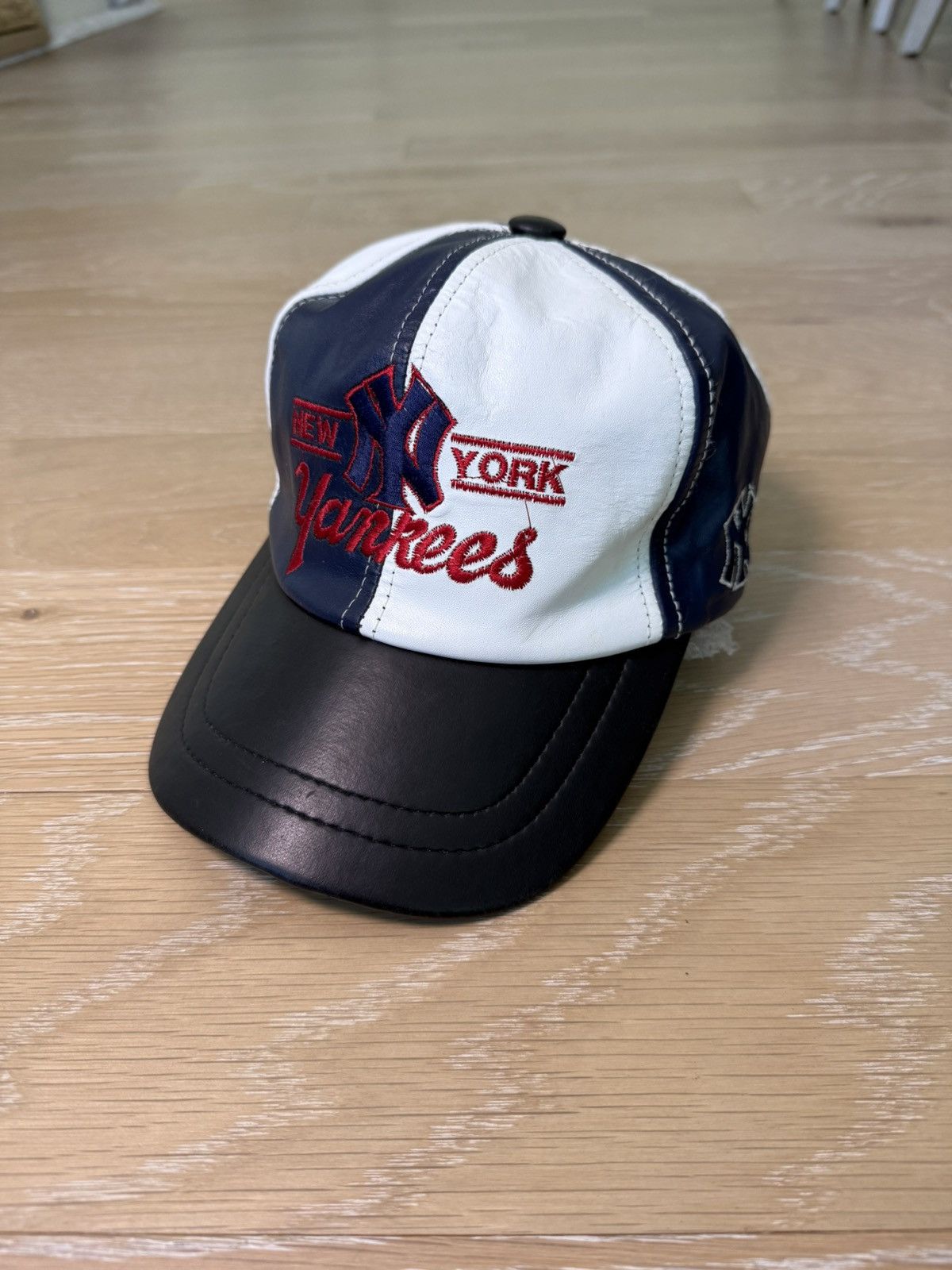 MLB Vintage New York Yankees Leather SnapBack Baseball Hat Size ONE SIZE - 3 Thumbnail