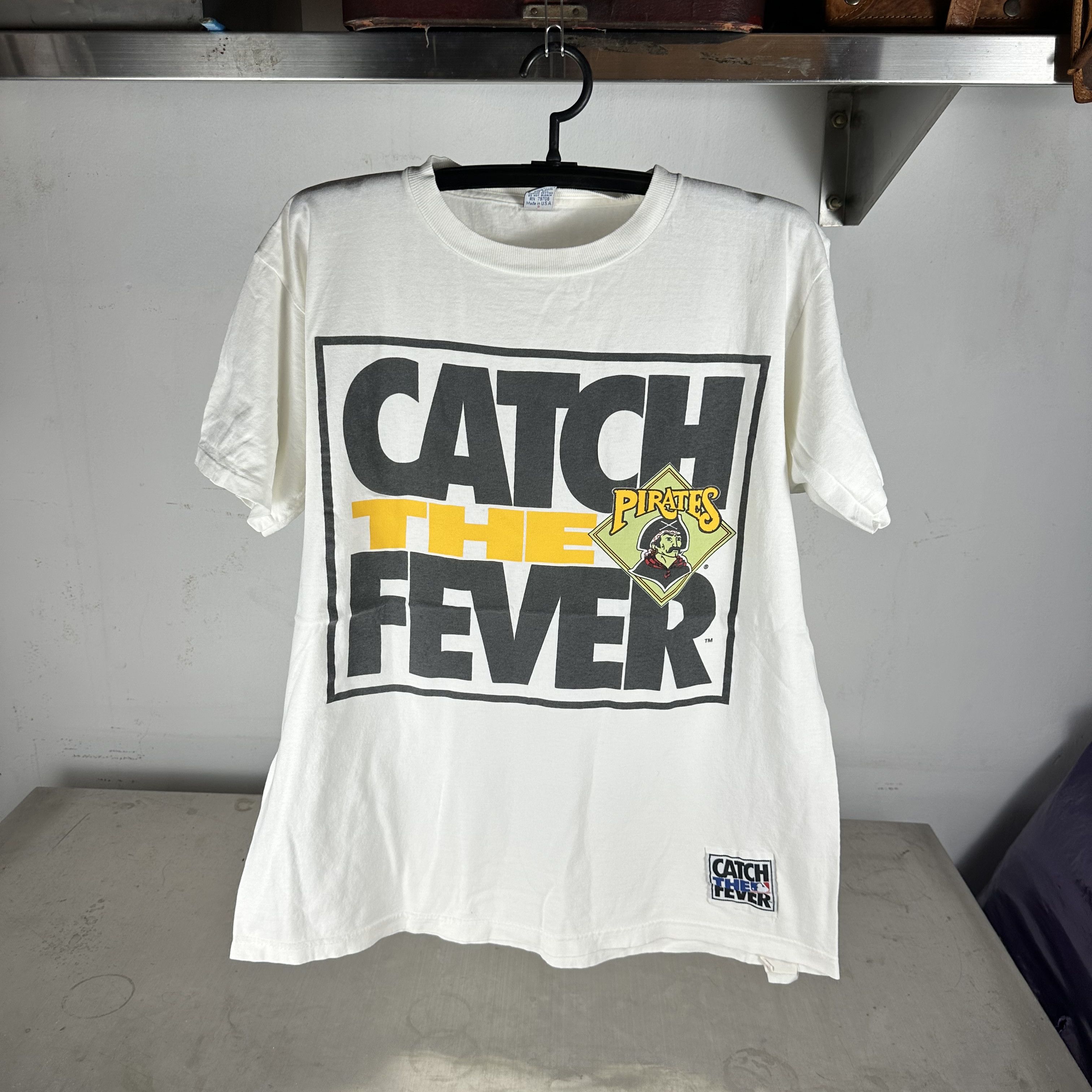 Vintage 90s Pittsburgh Pirates Catch The Fever MLB Graphic T-shirt Size US L / EU 52-54 / 3 - 1 Thumbnail