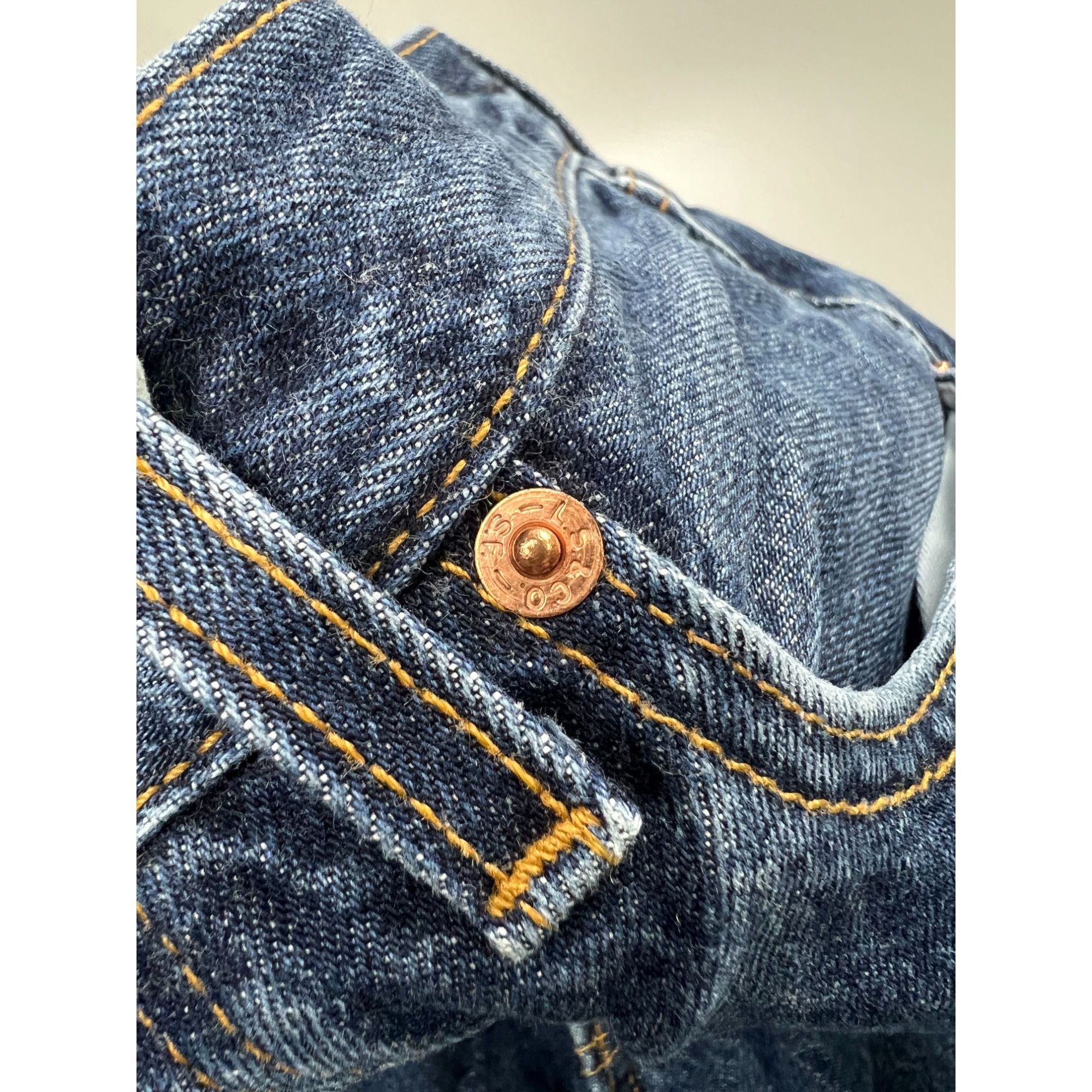 Levi's Vintage Clothing Levi’s 501 Made in UK Vintage Denim Jeans Pants (Y0927) Size US 32 / EU 48 - 6 Thumbnail