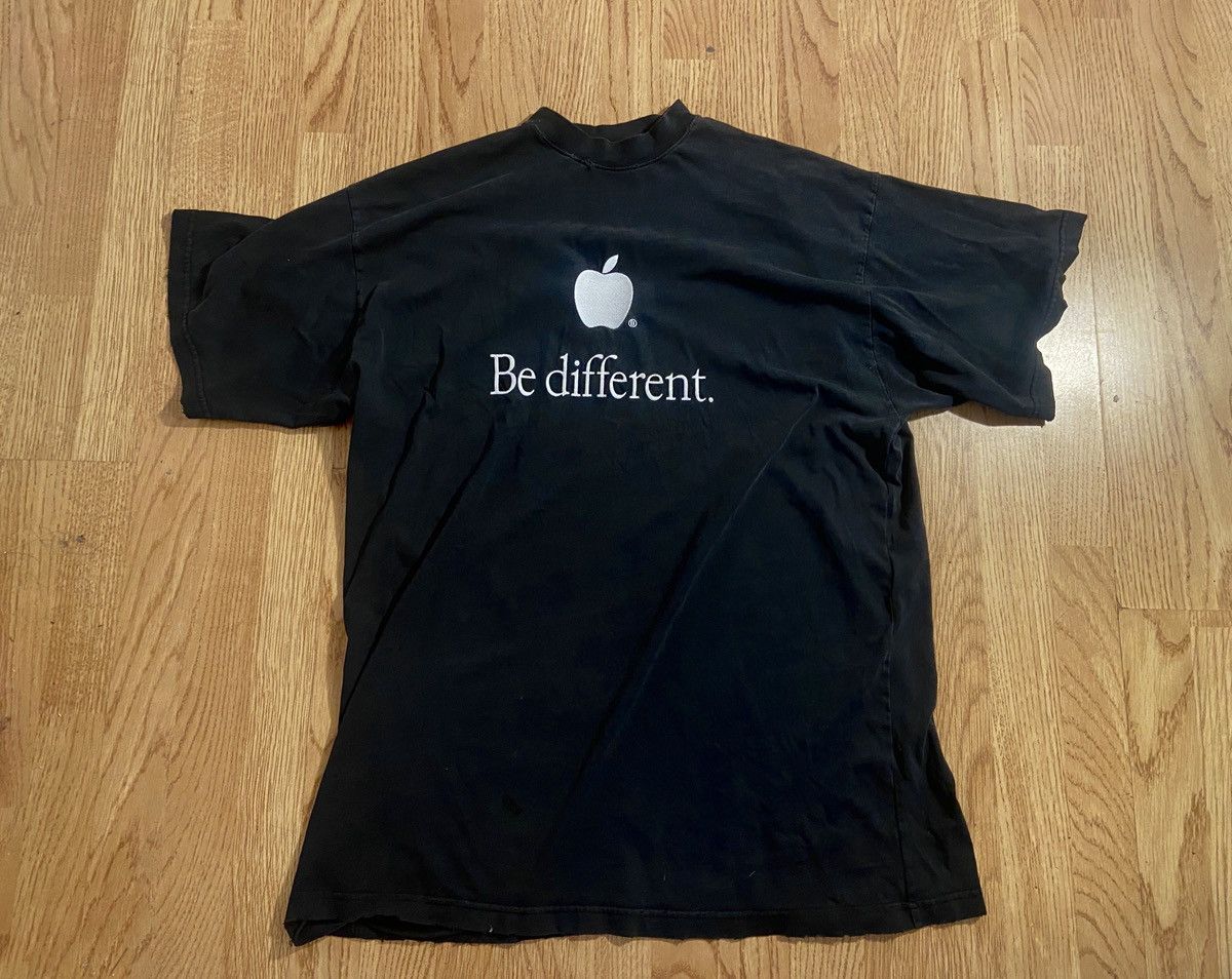 Balenciaga Balenciaga Apple shirt ‘be different’ from AW/22 Size US L / EU 52-54 / 3 - 1 Thumbnail