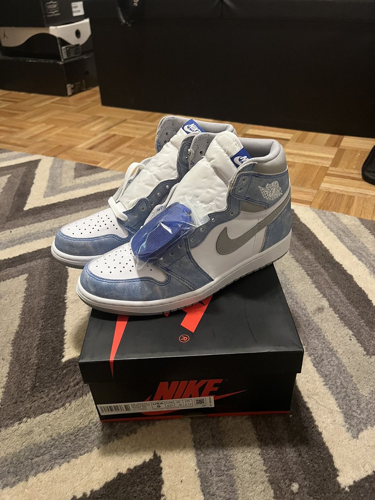 image of Jordan Nike Air Jordan 1 Retro High OG Hyper Royal Size 9 Shoes in Hyper Blue, Men's