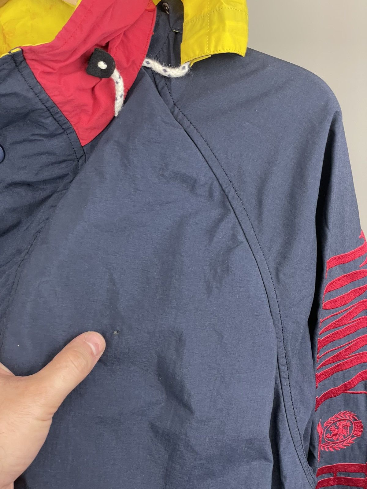 Tommy Hilfiger Vintage tommy hilfiger nylon jacket with big logo size M Size US M / EU 48-50 / 2 - 9 Thumbnail