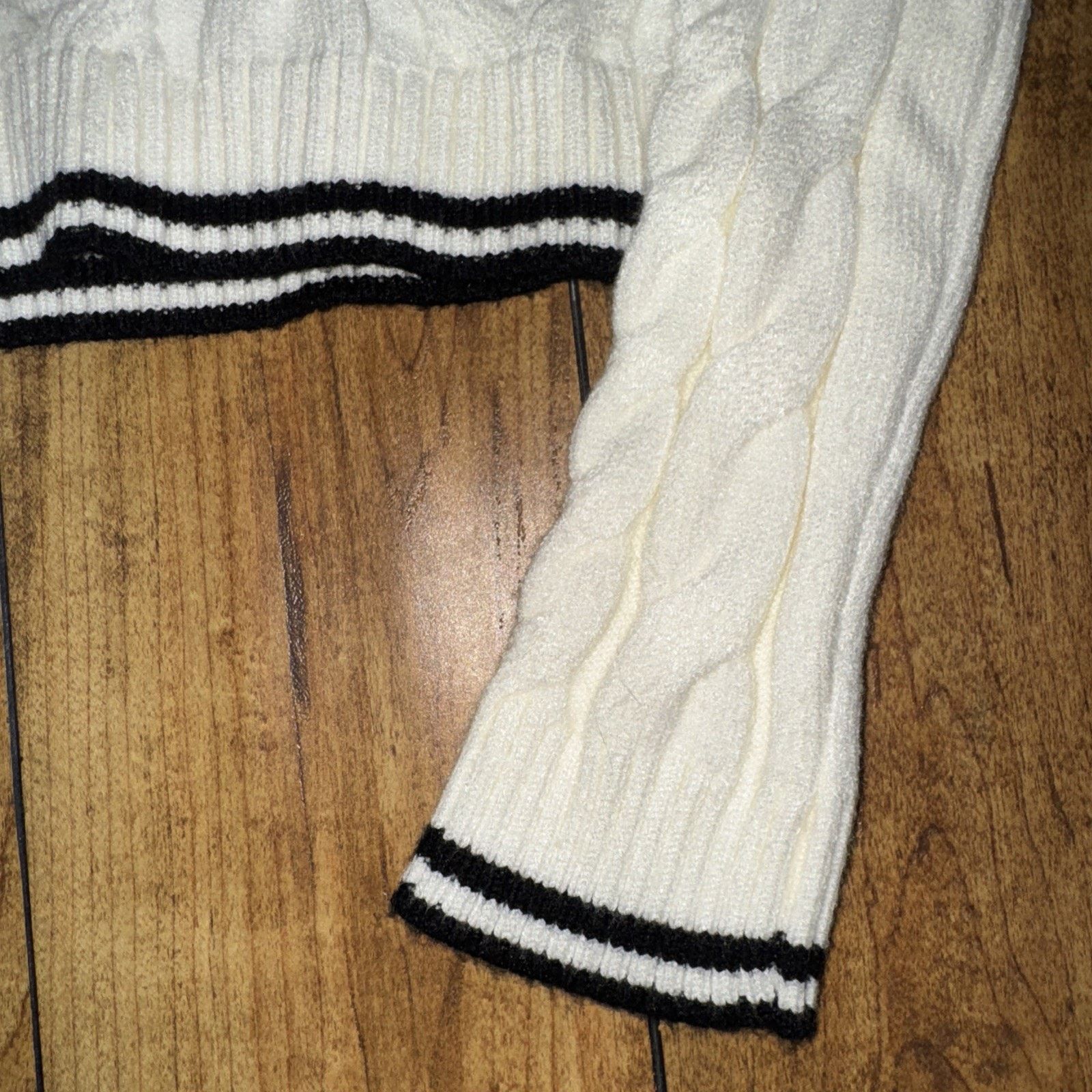 Vintage Sincerely Jules Cable Knit V Neck Sweater Cream XS 16x16 Size XS / US 0-2 / IT 36-38 - 2 Thumbnail