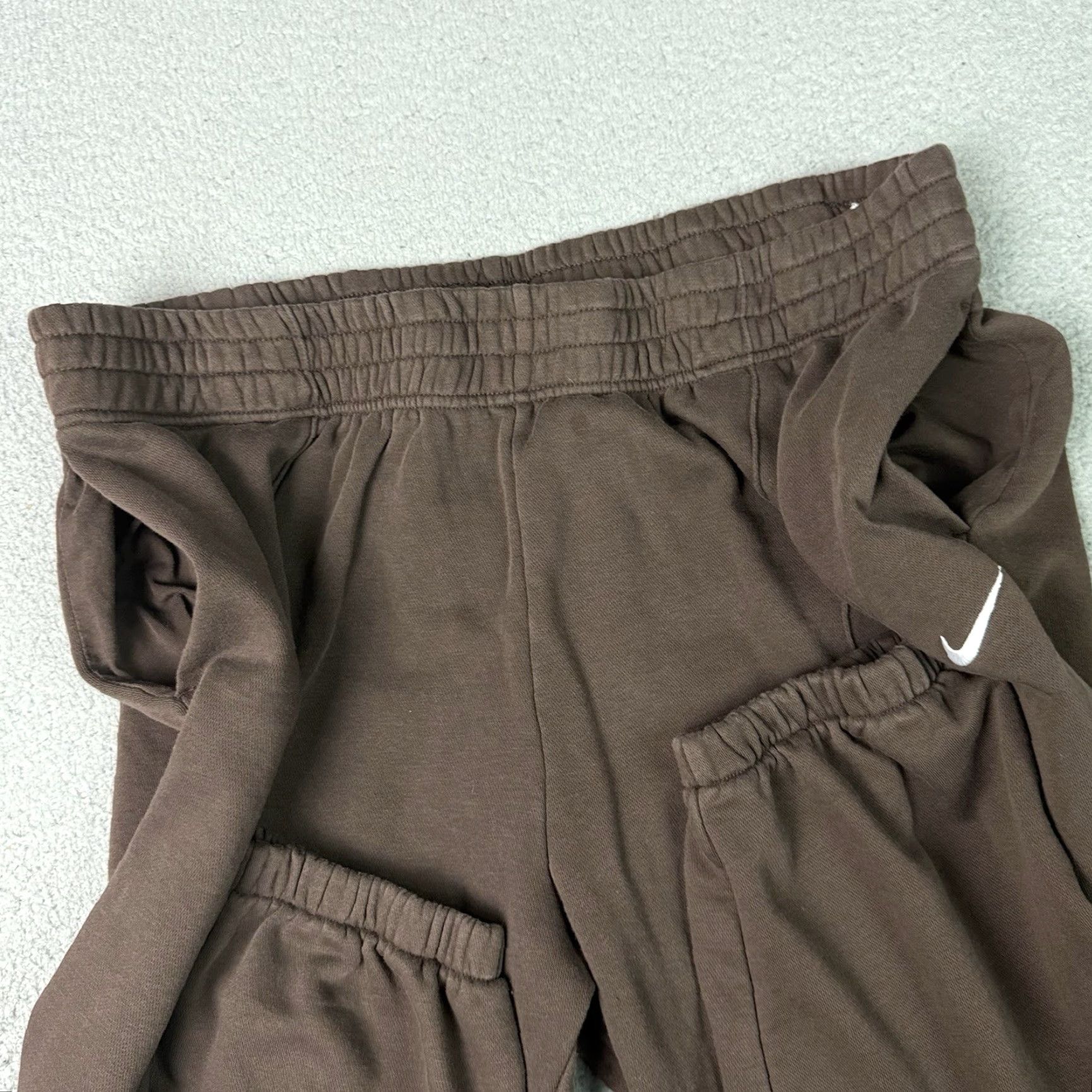 Nike VINTAGE Nike Sweatpants Mens XL Brown Travis Elastic Waist Tapered Swoosh Logo Essential Logo Decade 90s Mens XL Brown Sweatpants Size US 36 / EU 52 - 5 Thumbnail
