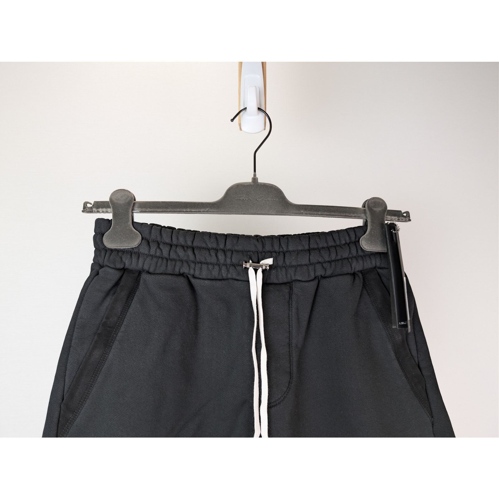 Amiri o1rshd1 Dubai Exclusive Sweatshort in Black Size US 30 / EU 46 - 3 Thumbnail