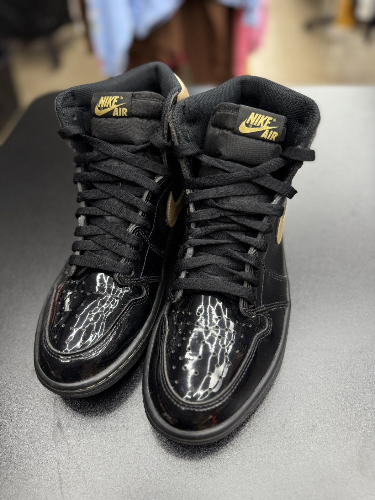 Jordan Brand × Nike Jordan 1 High Black Metallic Size 9.5 (2020) Size US 9.5 / EU 42-43 - 9 Thumbnail