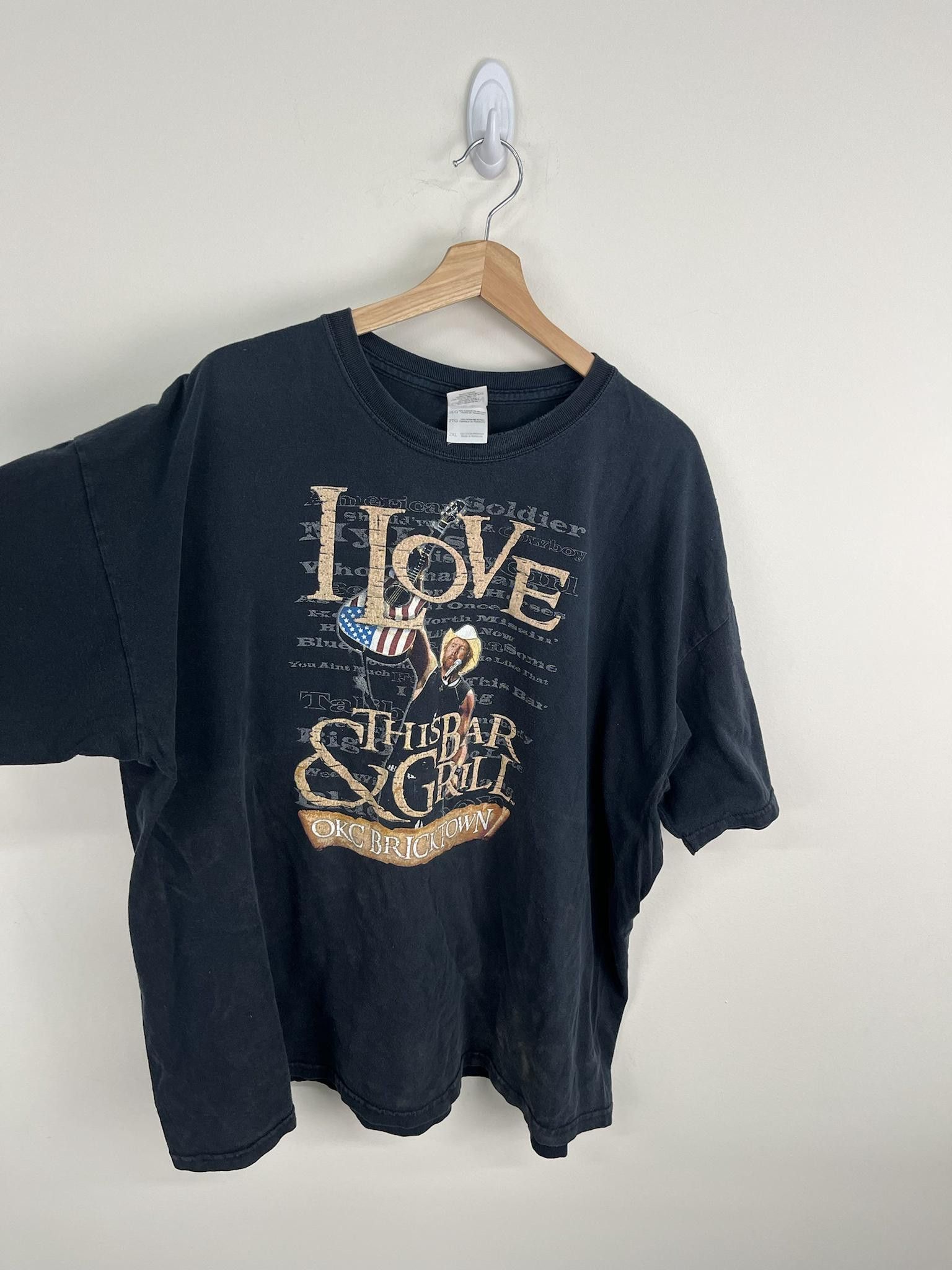 image of Vintage Gildan Heavy I Love This Bar & Grill Toby Keith Tee in Black, Men's (Size 2XL)